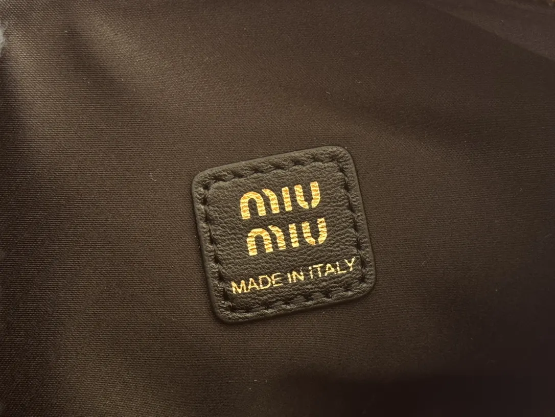 Miu 漆皮 腋下包 复古腋下背款