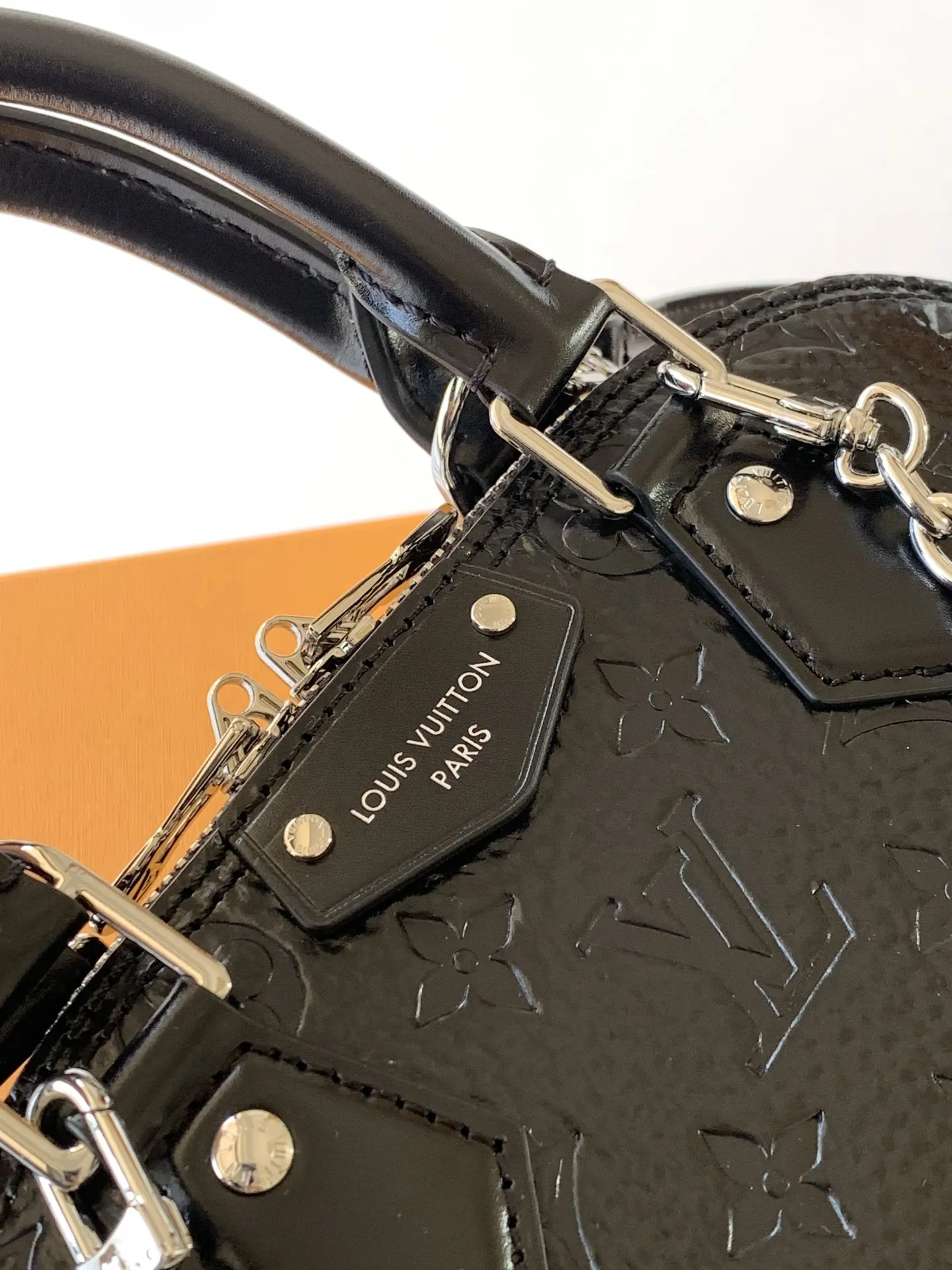 LV Alma 黑色壓紋貝殼包 手提斜挎款(數字15) LV Alma 黑色壓紋貝殼包 手提斜挎款(數字15)