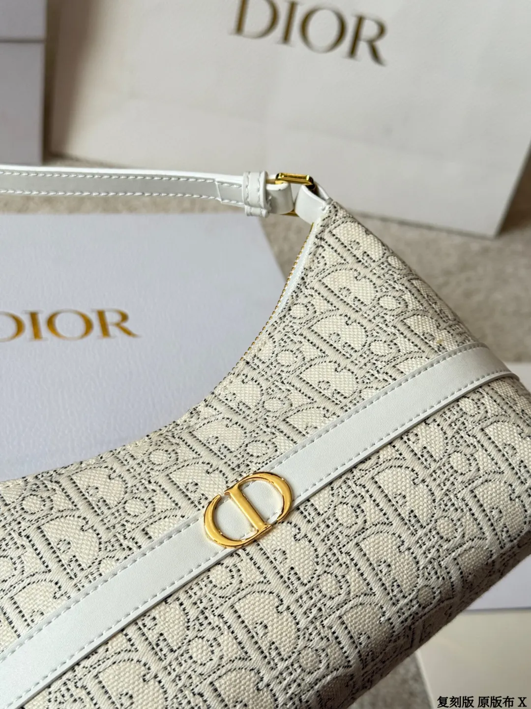 Dior 奶白 金色 小牛皮 收纳包 旅行收纳款