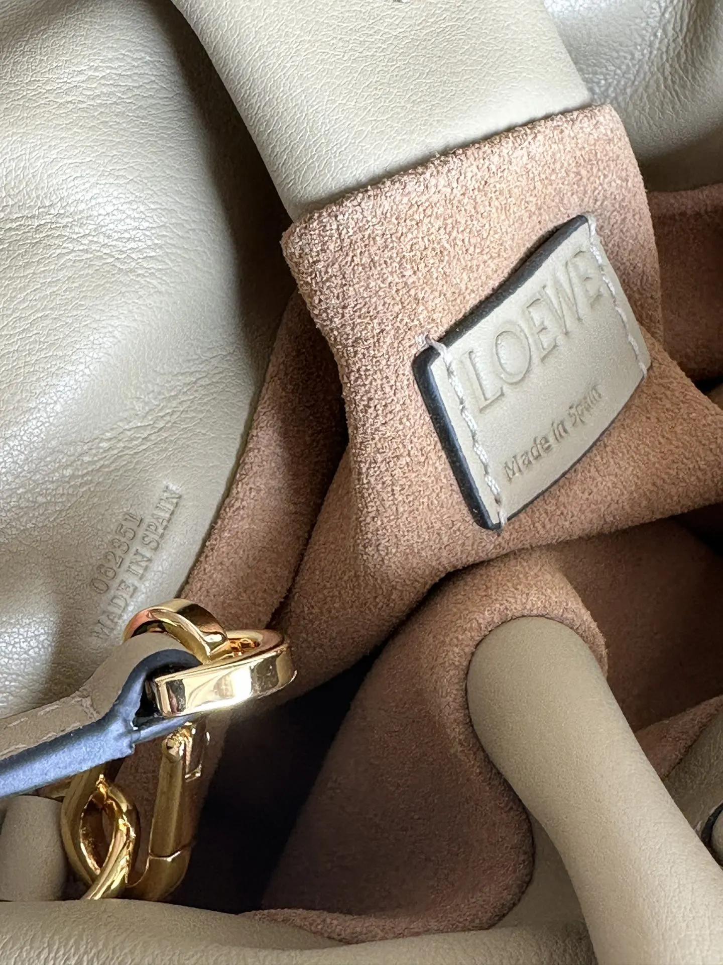 Loewe 金色 牛皮 手拿包 精致手拿款