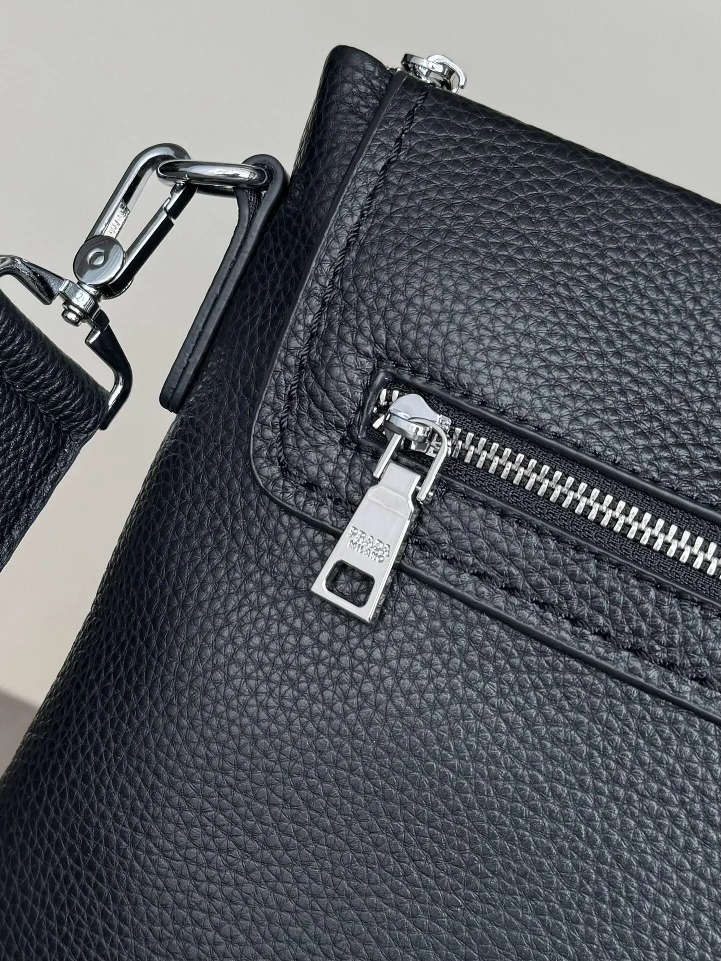 Prada 黑色 小牛皮 公文包 商務通勤款