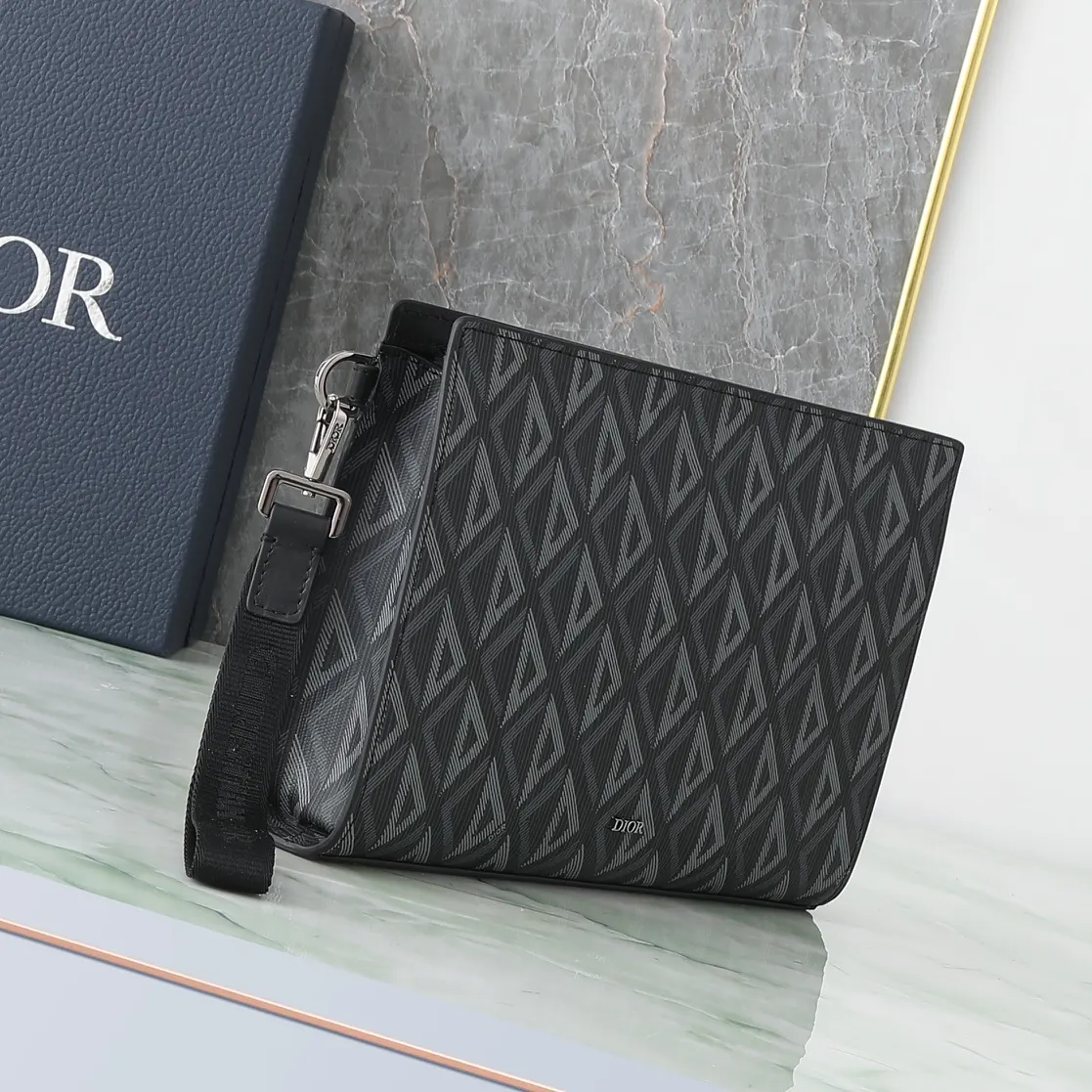Dior 黑色 牛皮 宽敞的拉链隔层適合收納手机 还设有六个卡槽 手拿包 精致手拿款