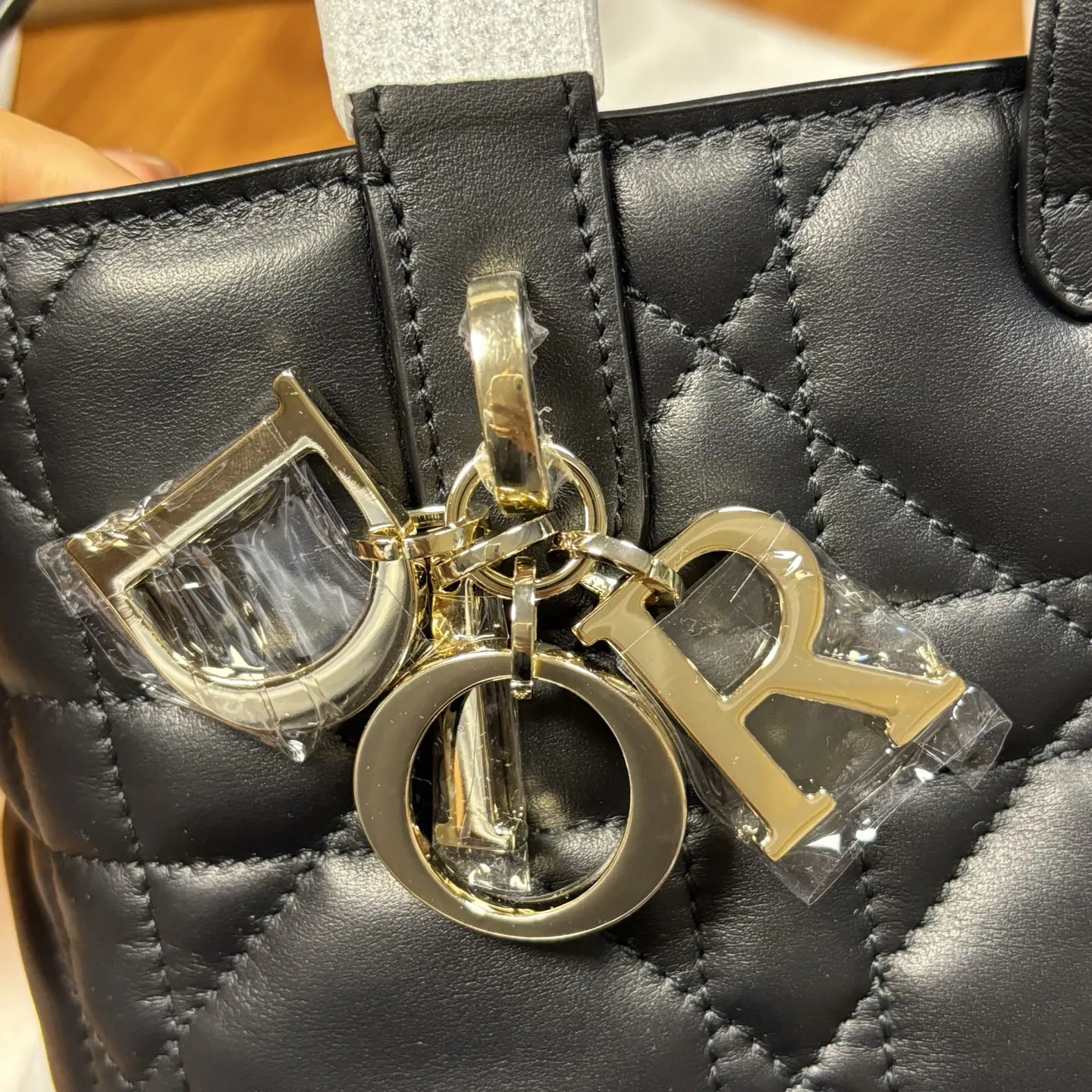 Dior 黑色 牛皮 中号 Toujours 竖版手袋 黑色牛皮革超大藤格 托特包 大容量托特款(數字9) Dior 黑色 牛皮 中号 Toujours 竖版手袋 黑色牛皮革超大藤格 托特包 大容量托特款(數字9)