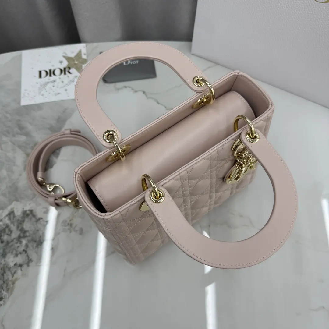 Dior Lady Dior 米色羊皮卡夹 标签细节款