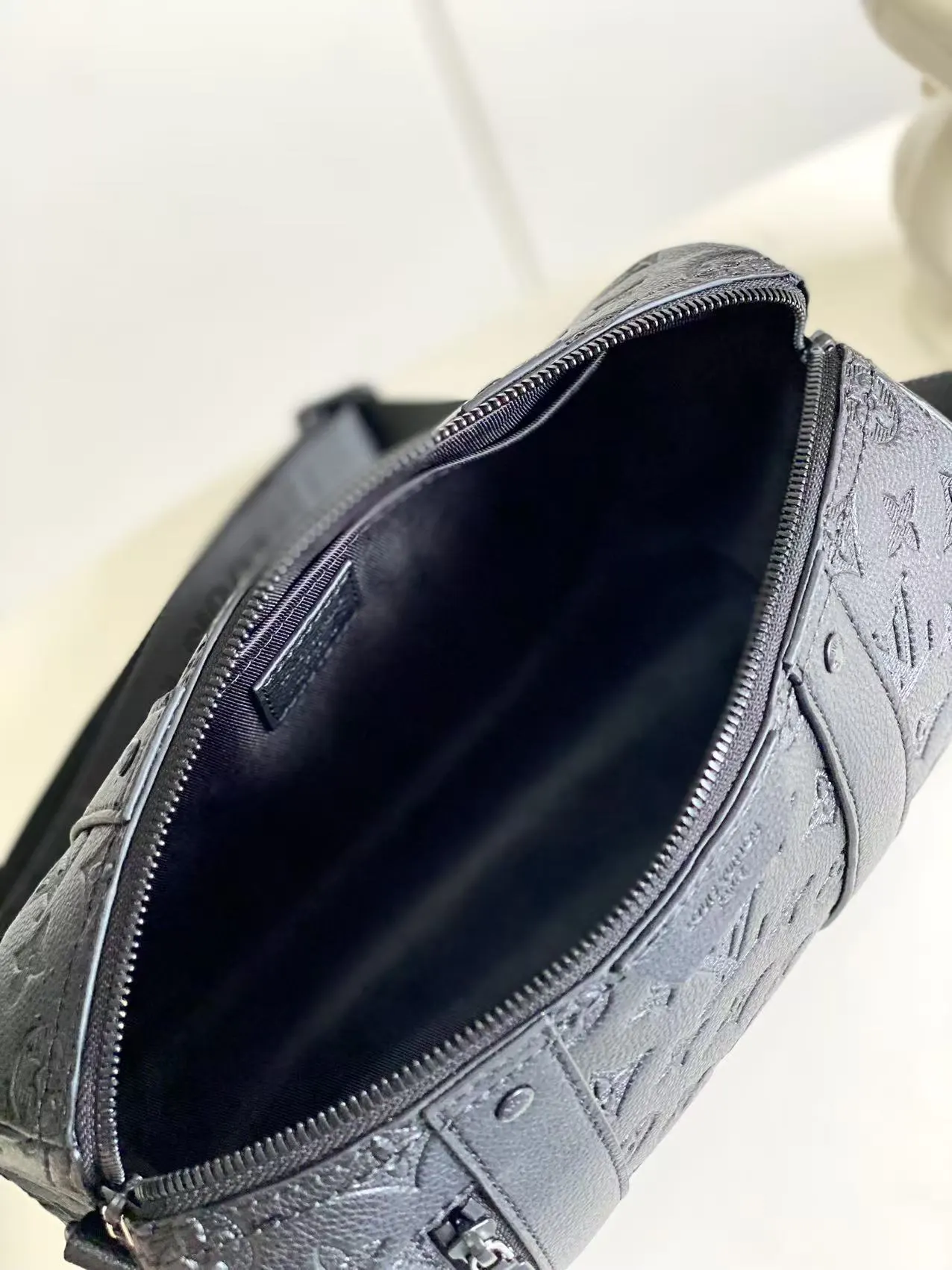 Louis Vuitton M26750 Monogram 手提包