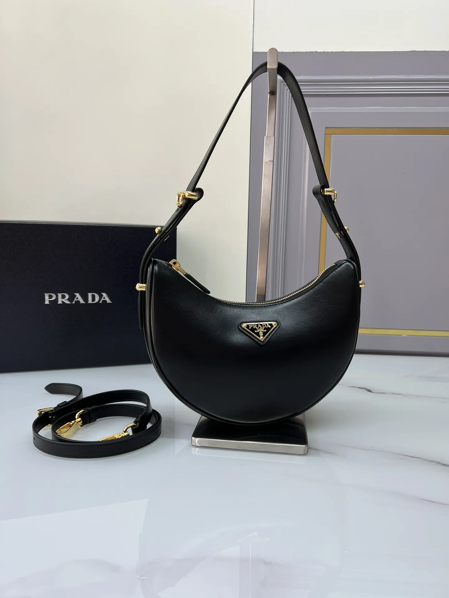 Prada 牛皮 羊皮 双肩背包 轻便实用