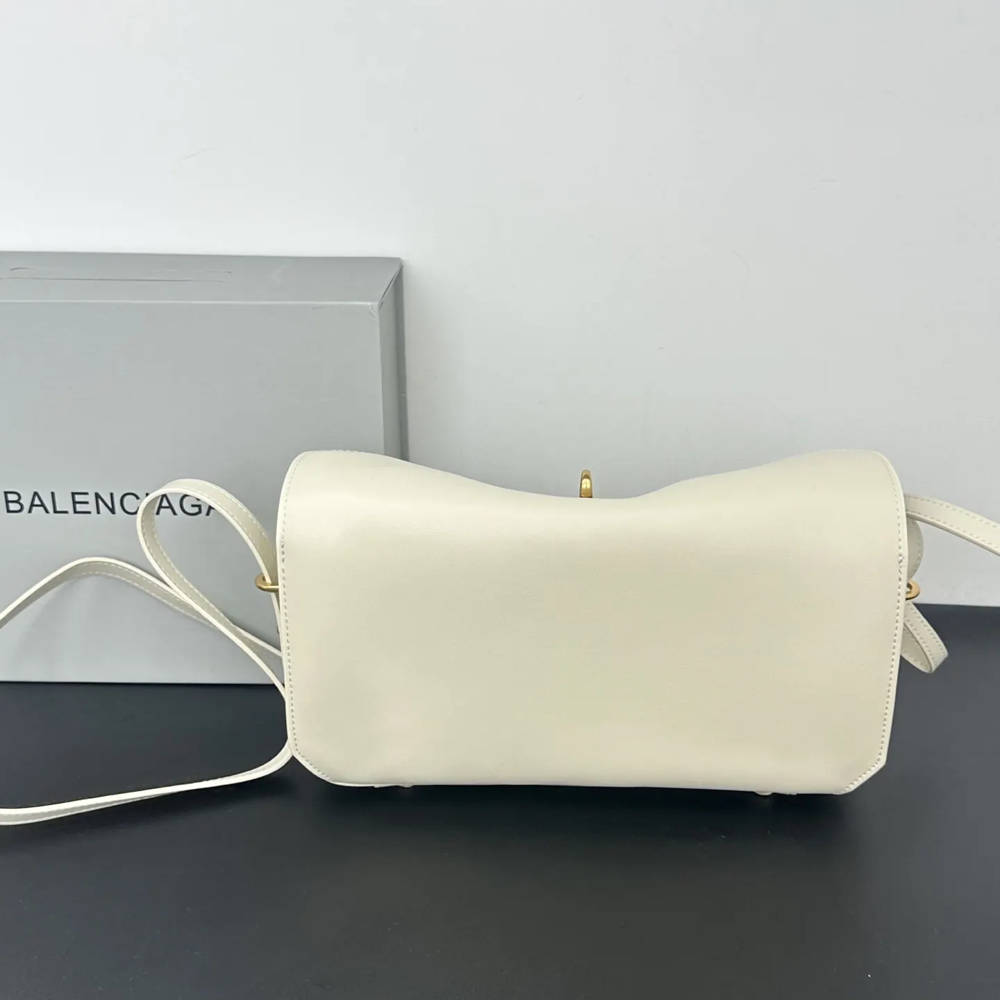 Balenciaga 牛皮 斜挎包 日常搭配