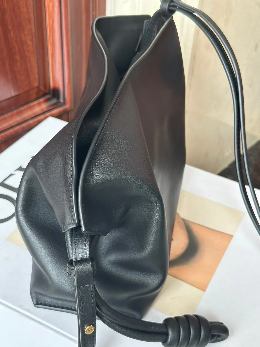 Loewe 黑色 小牛皮 手拿包 精致手拿款