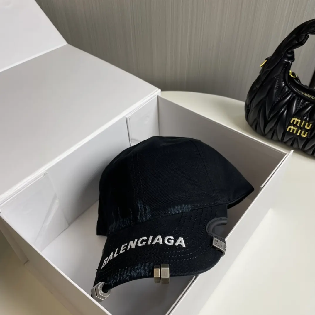 Balenciaga 棒球帽 精致搭配