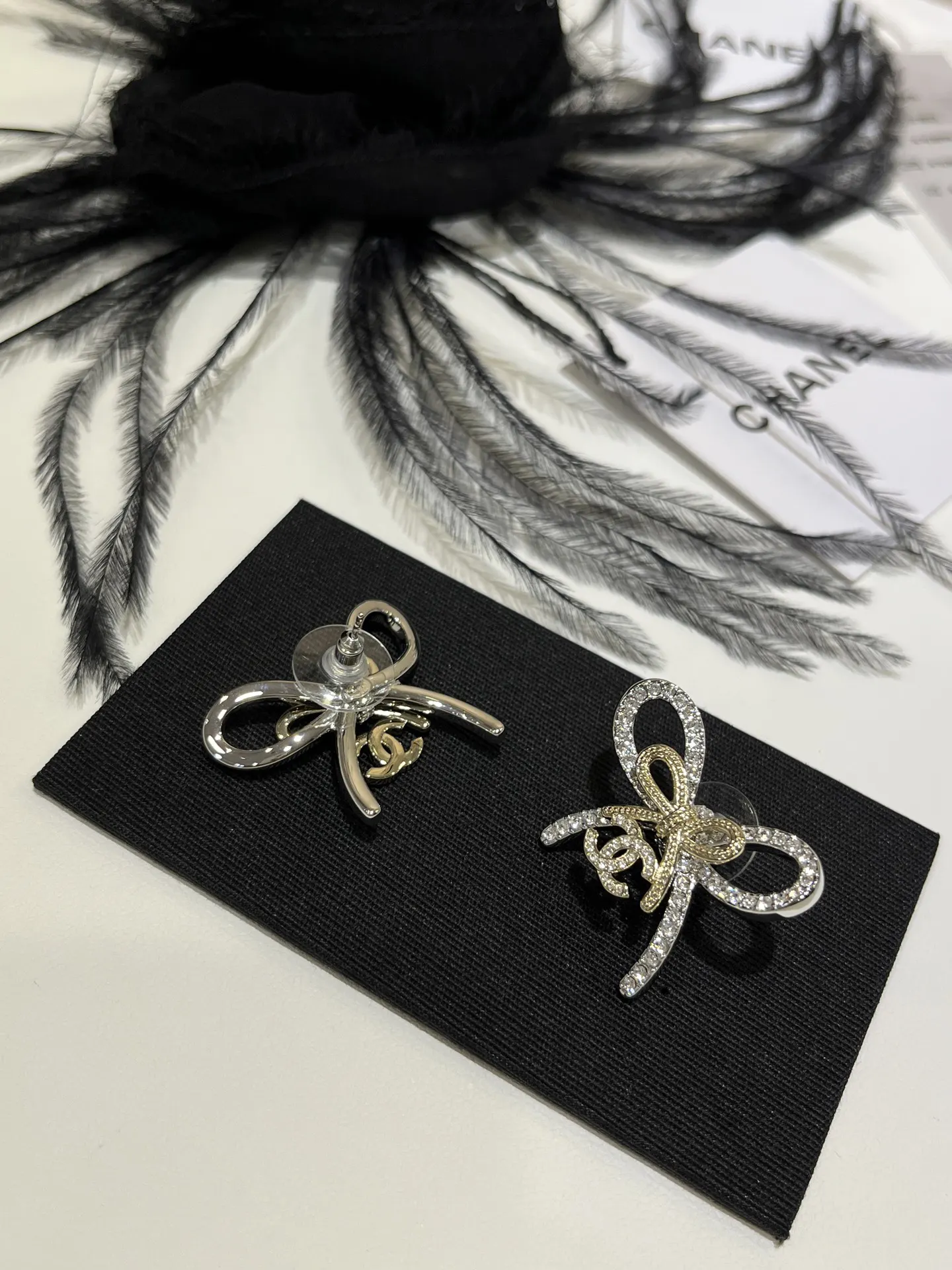 Chanel 拼色 双C 满钻 蝴蝶 耳钉 小巧点缀 耳饰