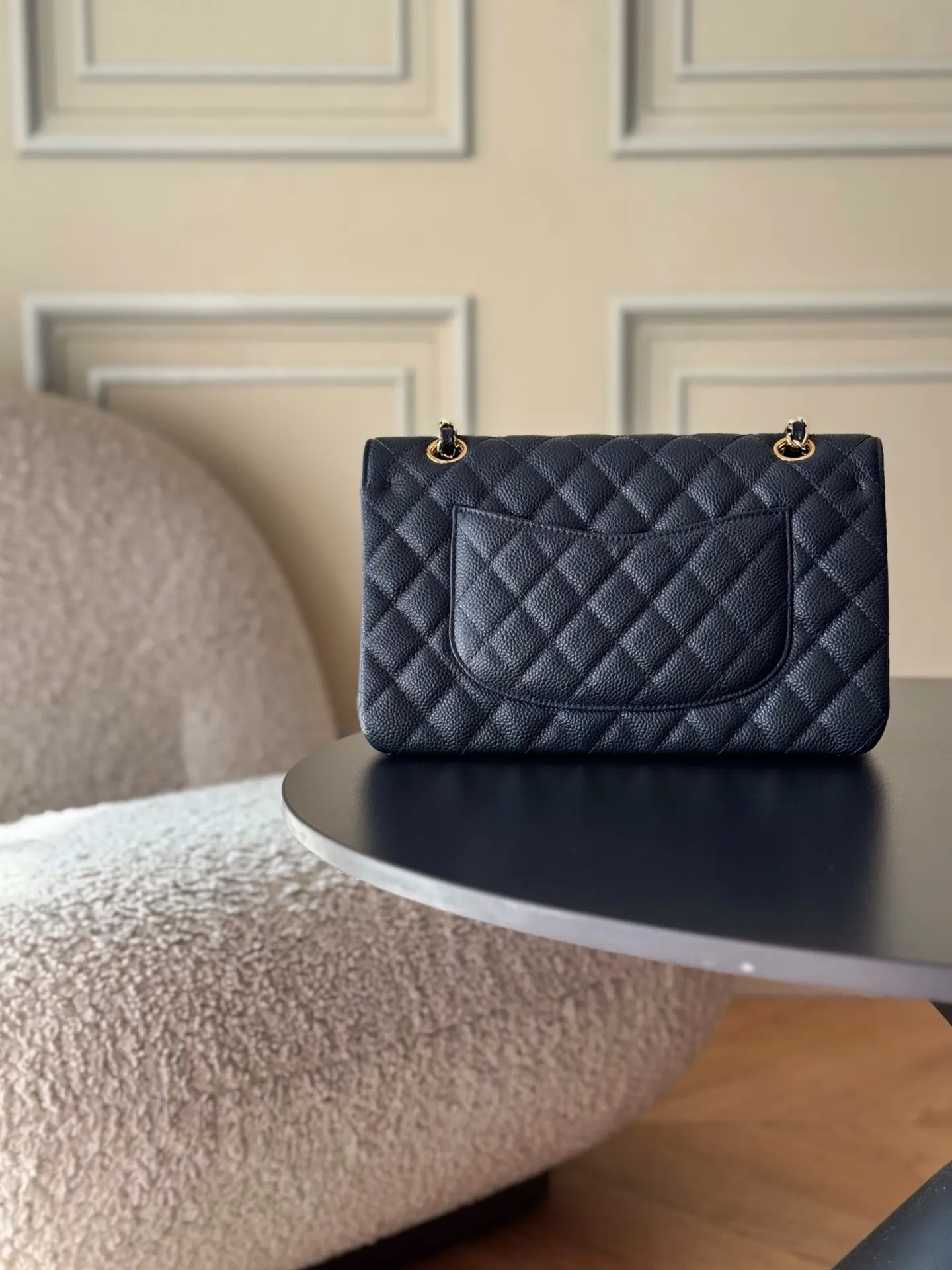 Chanel 深藍色魚子醬牛皮翻蓋鏈條包 金扣