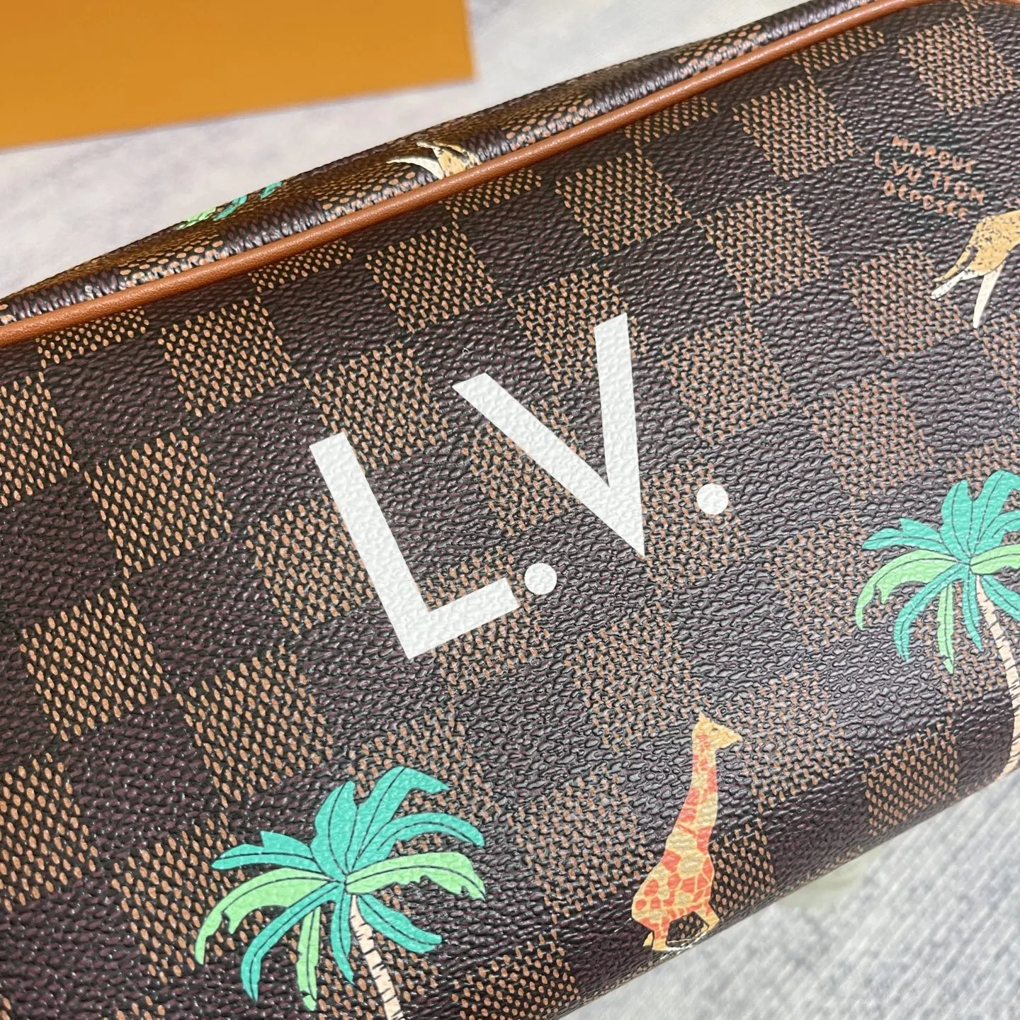 LV 牛皮 皮質宽手柄可舒適提携 亦可置于挂钩上 实乃不可或缺的 化妝包 便携收納款