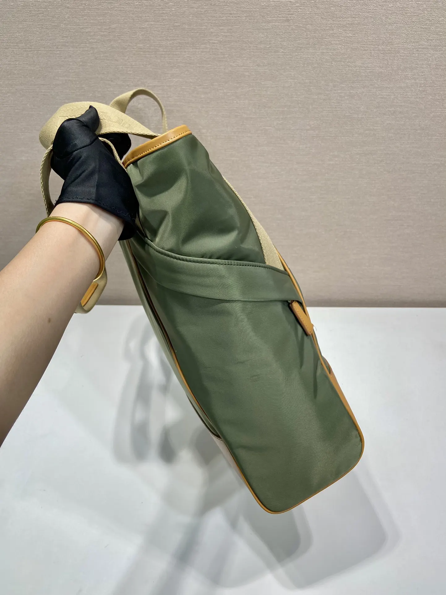 皮革 托特包运用几何线条勾勒 大容量托特款