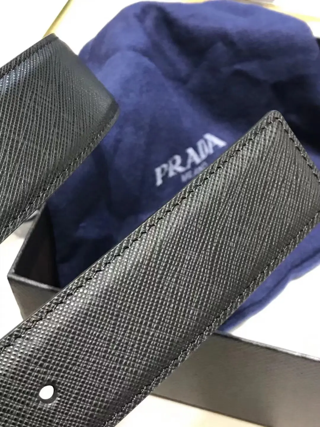 Prada 牛皮 三角标 腰带 通勤搭配
