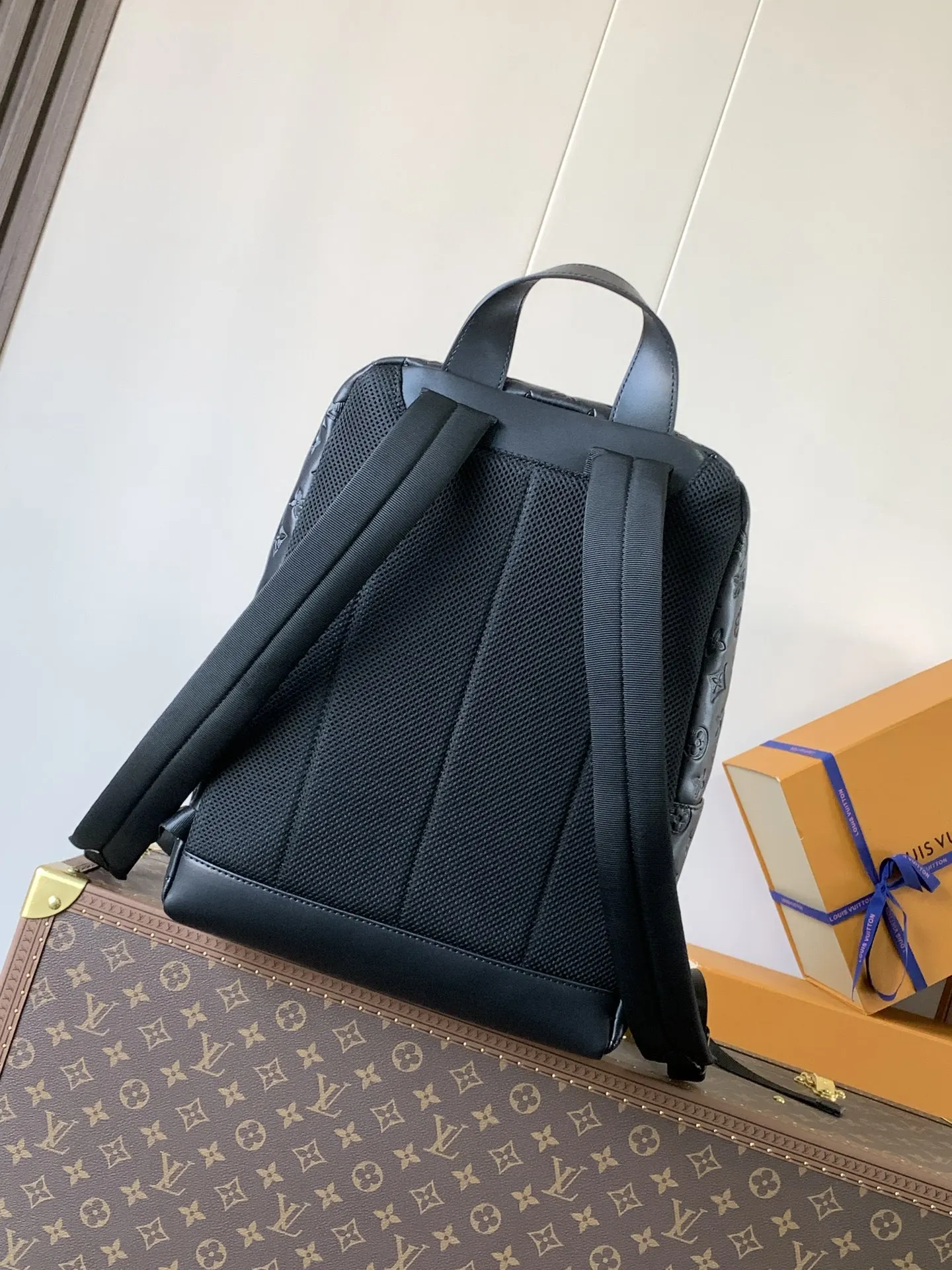LV 黑色 小牛皮 黑压 本款赛车背包散发出运动时 双肩包 实用双肩款