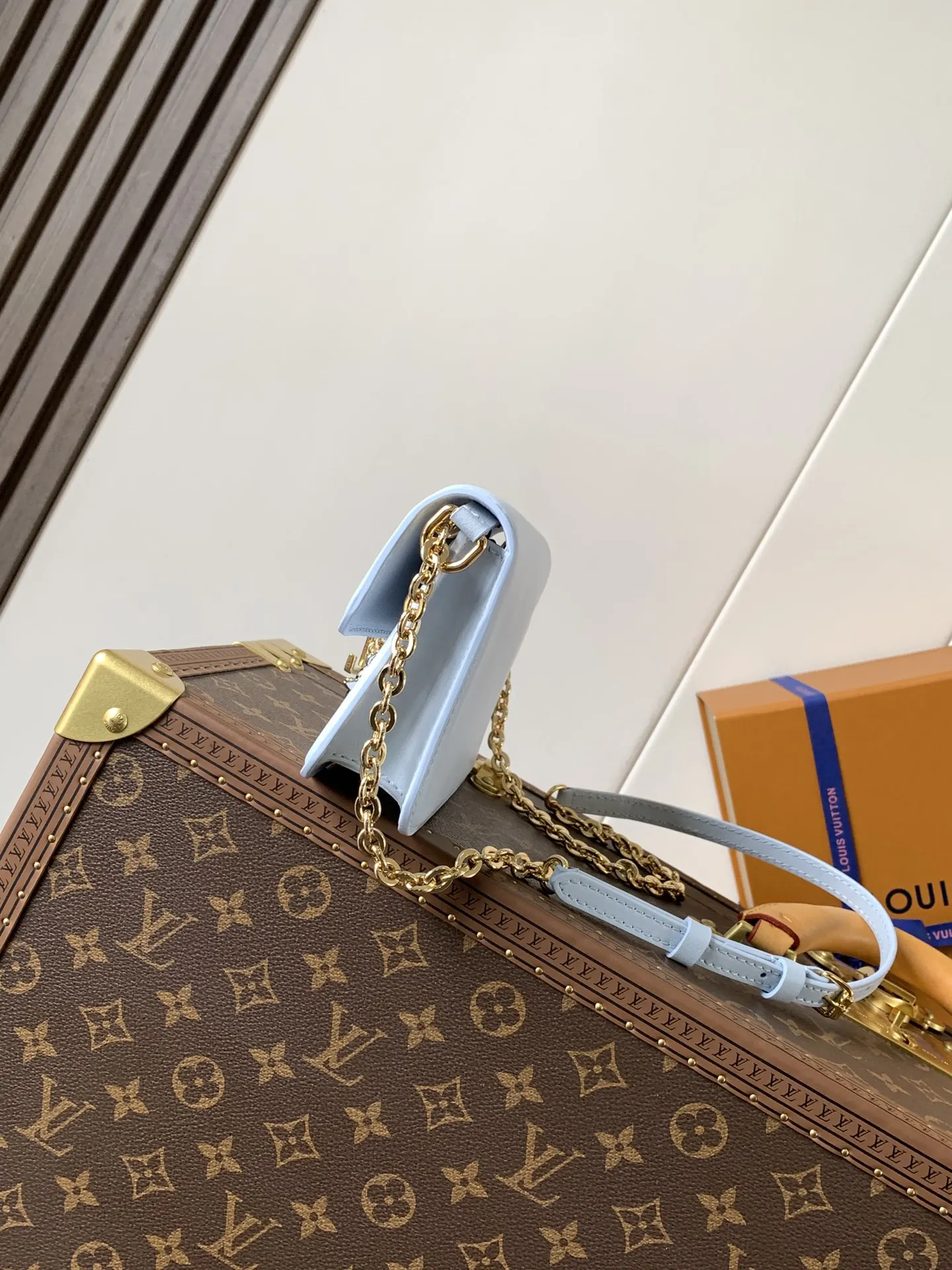 LV 黑色 杏色 牛皮 灵感源自品牌經典 Mo图案的装饰点缀其 鏈條包 精致鏈條款