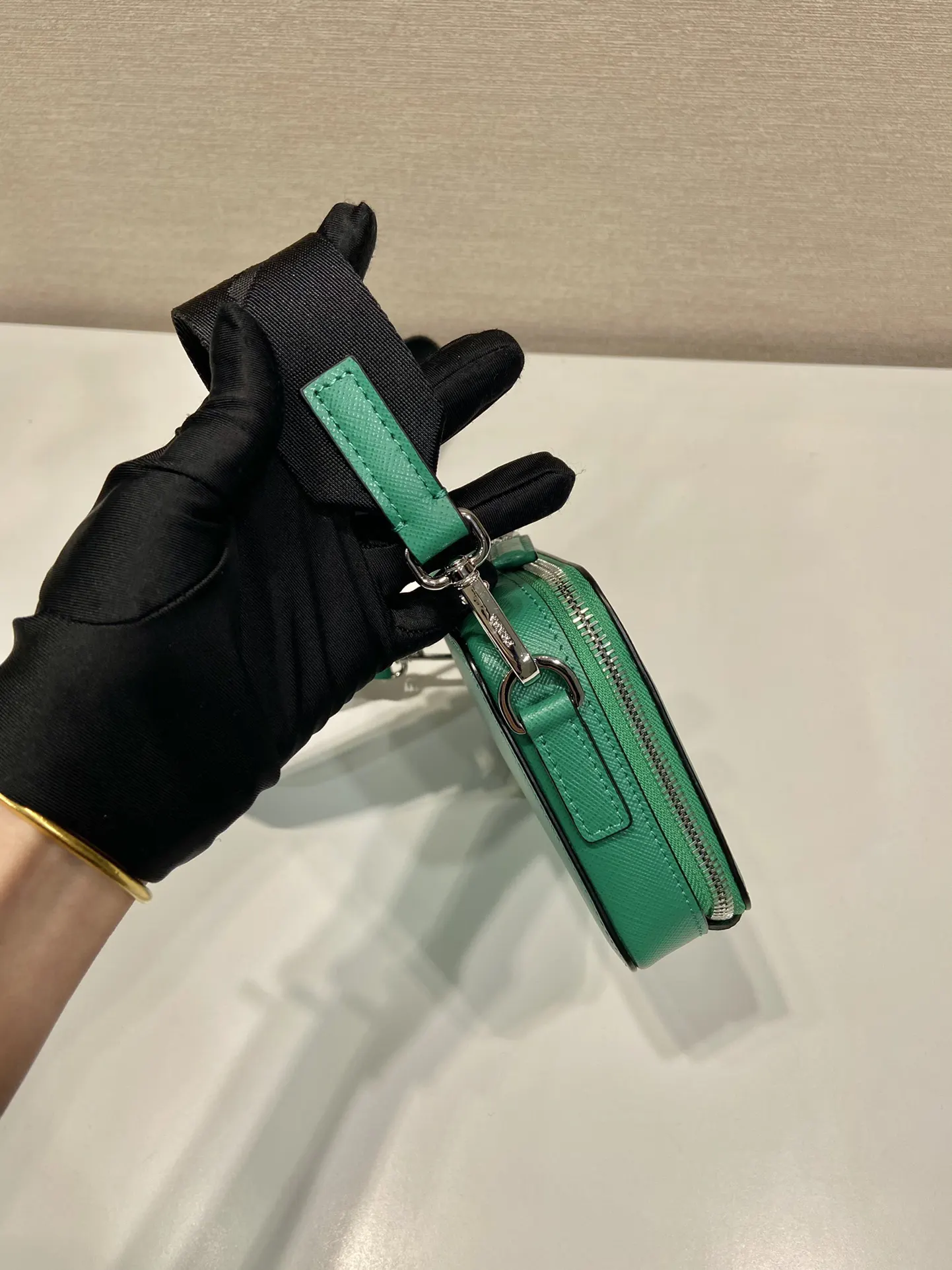 Saffiano 容量空间大 值得拥有 赶紧入手吧 长 高 斜挎包 轻便斜挎款