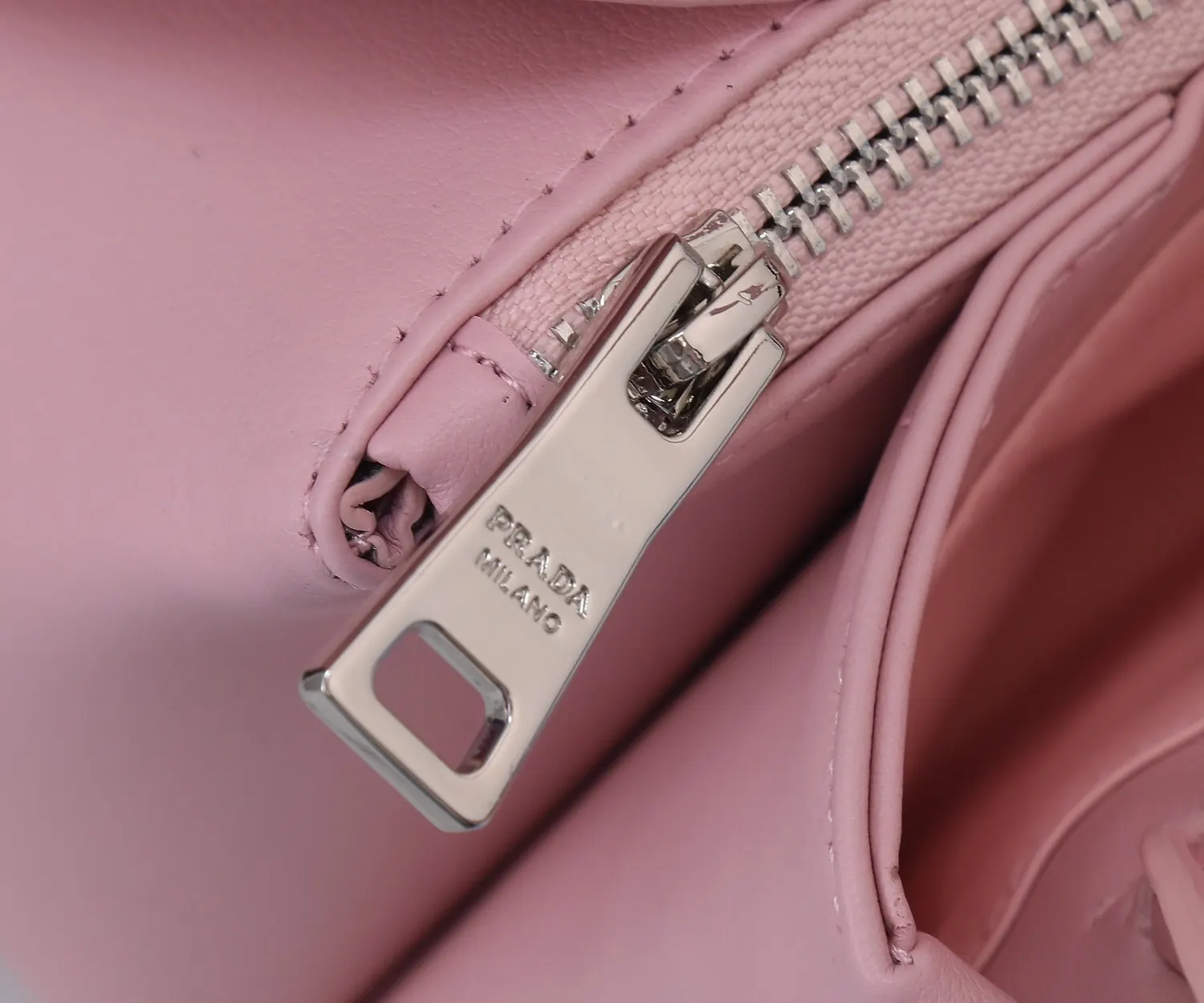 PRADA 牛皮 羊皮 单肩包 日常通勤款