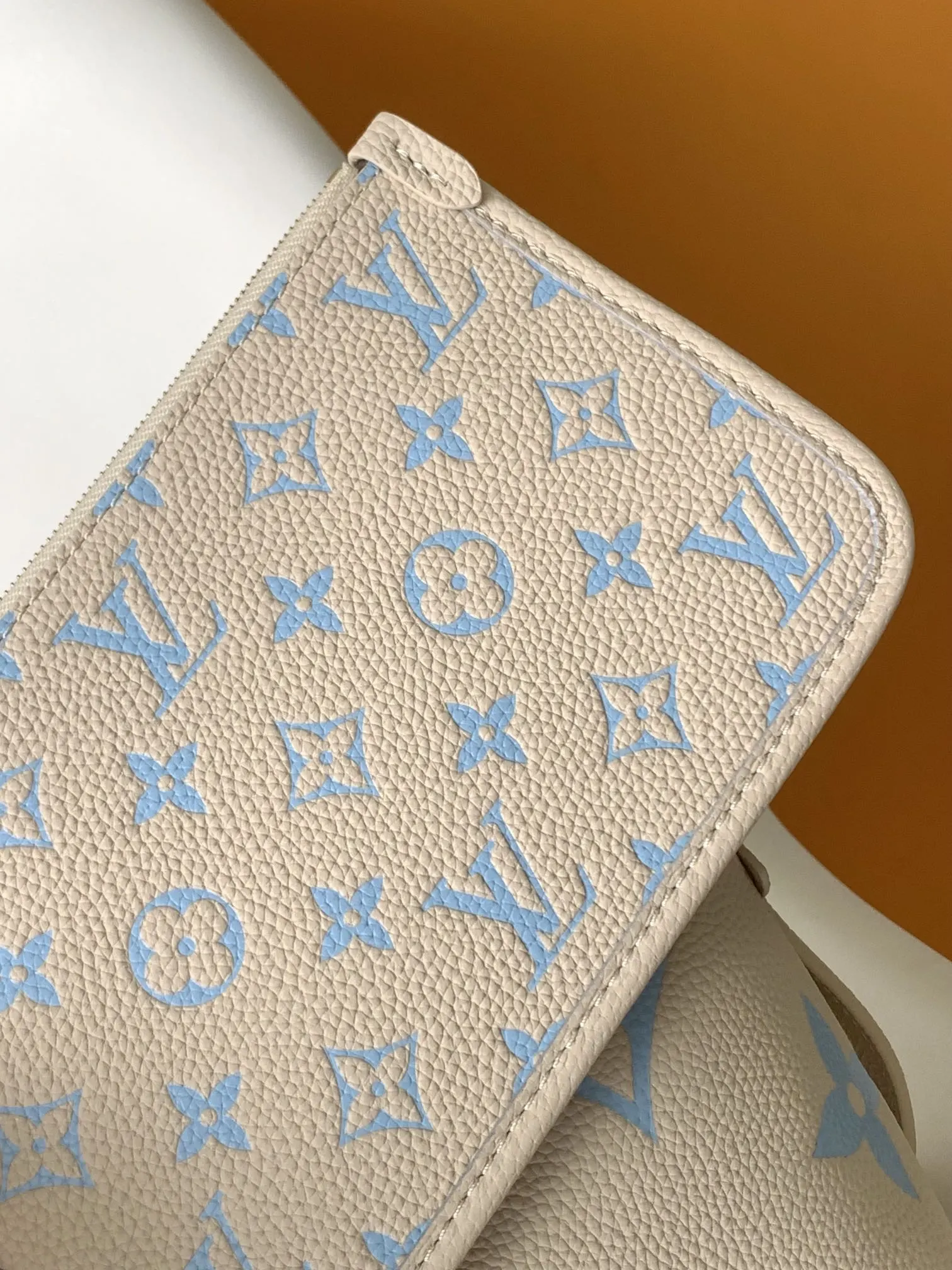 LV white and blue color scheme clutch bag Image 8 LV white and blue color scheme clutch bag Image 8