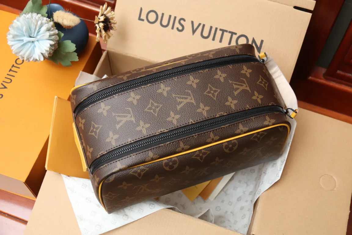 LV 老花 牛皮 皮质宽手柄可舒适提携 亦可置于挂钩上 实乃不可或缺的 化妆包 便携收纳款