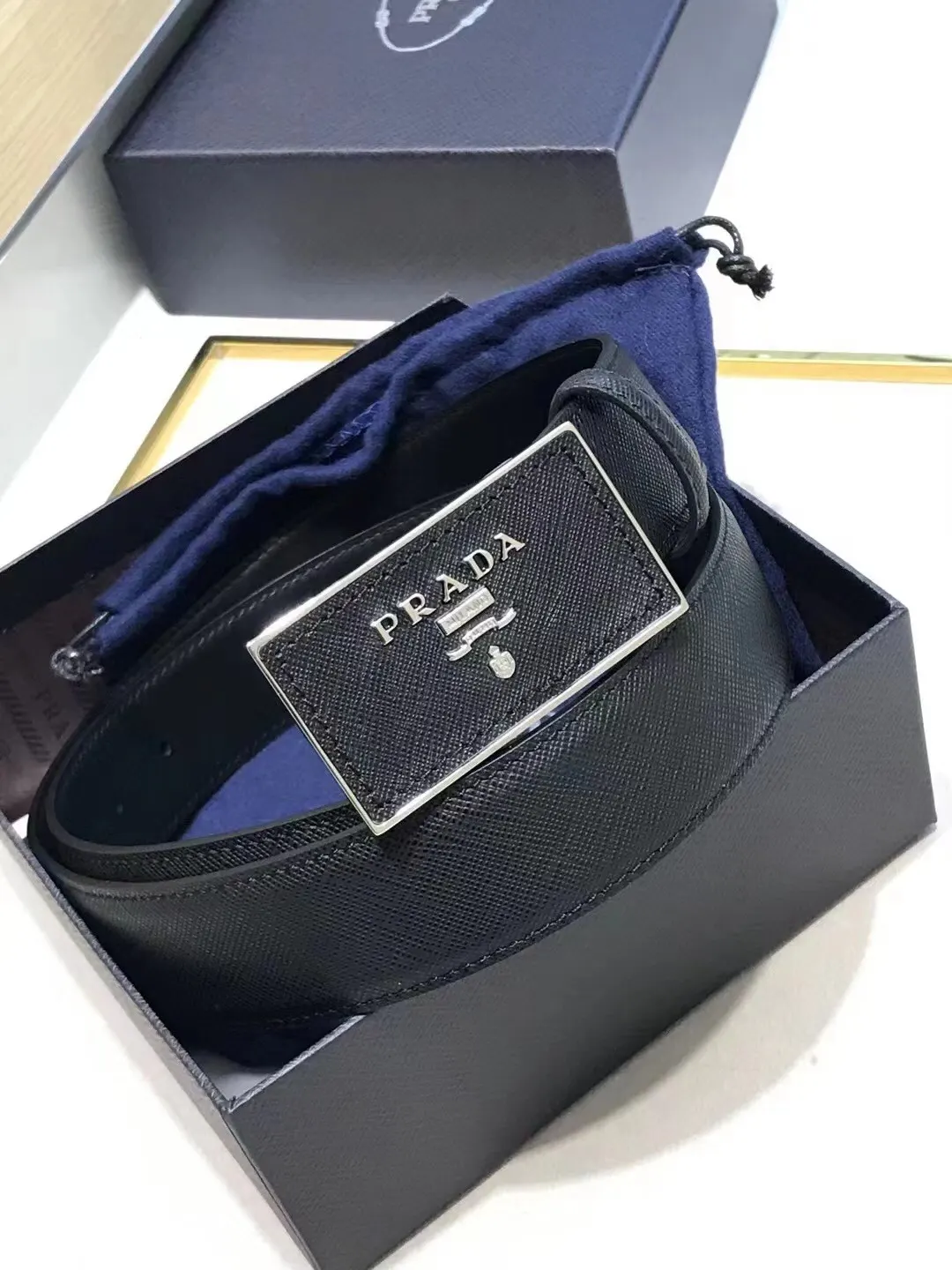 Prada 牛皮 三角标 腰带 通勤搭配