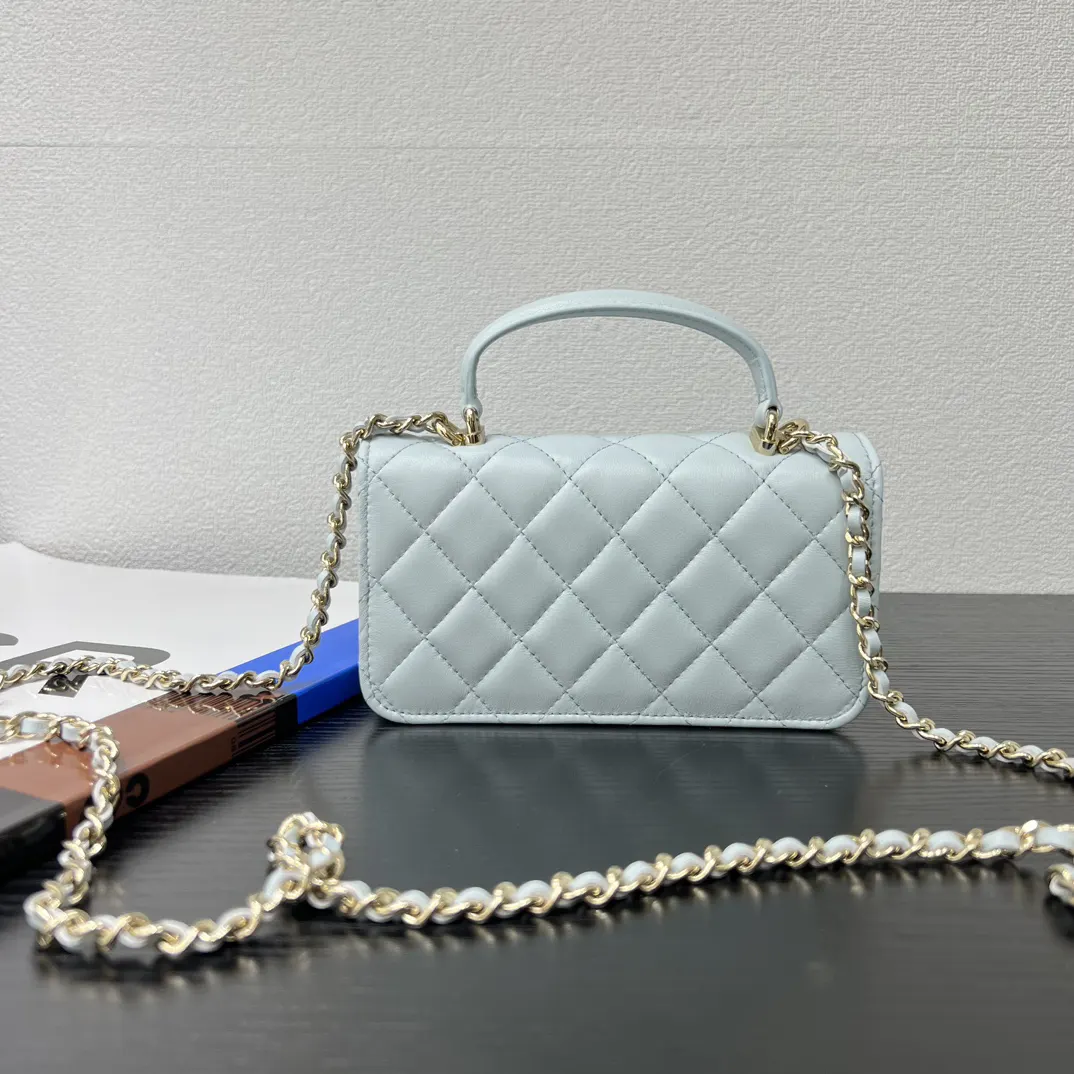 CHANEL 22 Bag 浅蓝色羊皮链条包 单肩款