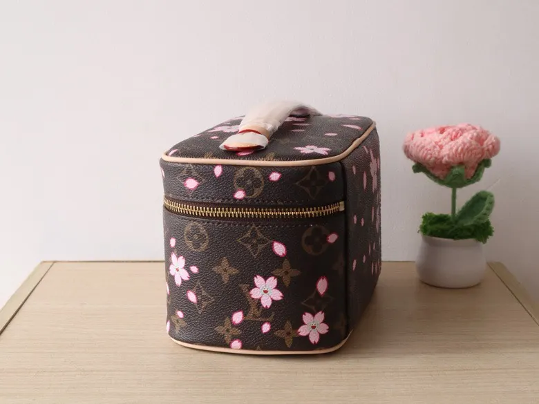 LV 牛皮 化妆包 便携收纳款