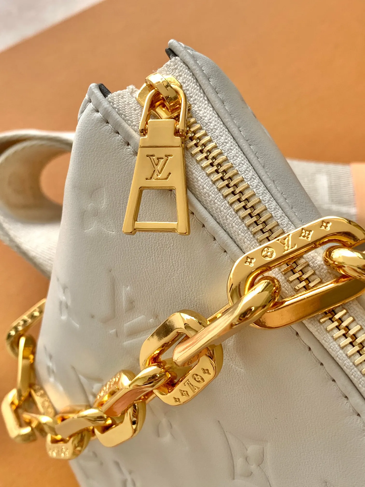 LV white, chain bag, shoulder crossbody model Image 5 LV white, chain bag, shoulder crossbody model Image 5