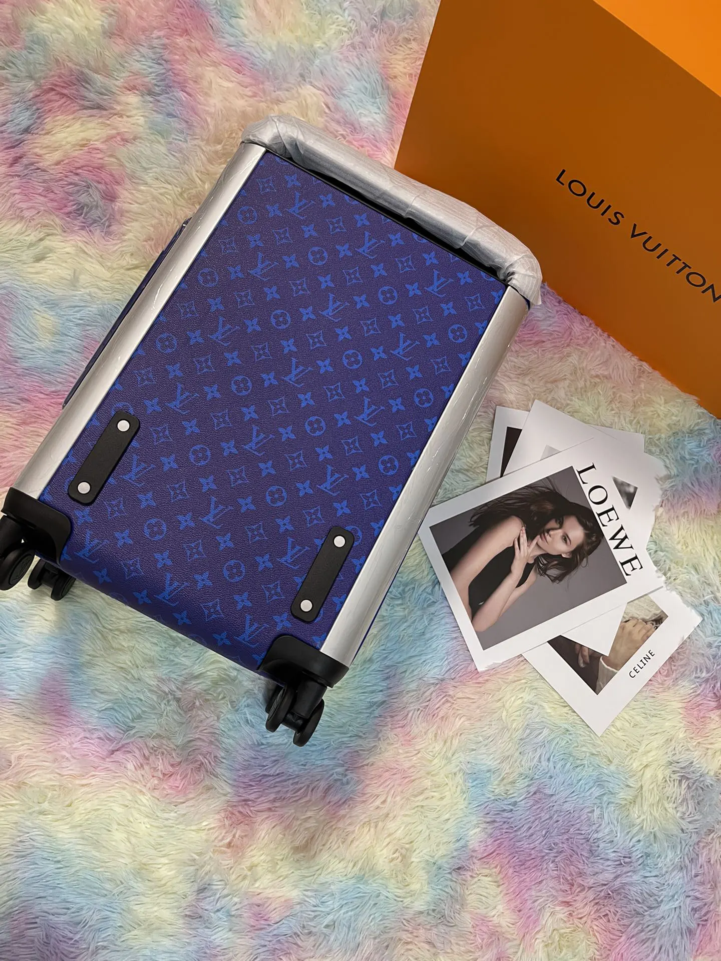 LV 银色 帆布 工业设计行业翘楚 Marc Newson 为 行李箱 旅行拉杆款 轻便出行款