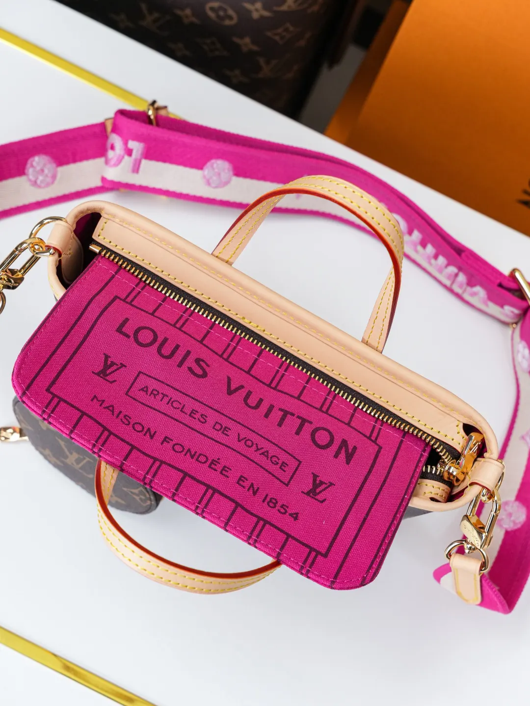 LV Neverfull tote bag, high-capacity commuter model Image 9 LV Neverfull tote bag, high-capacity commuter model Image 9
