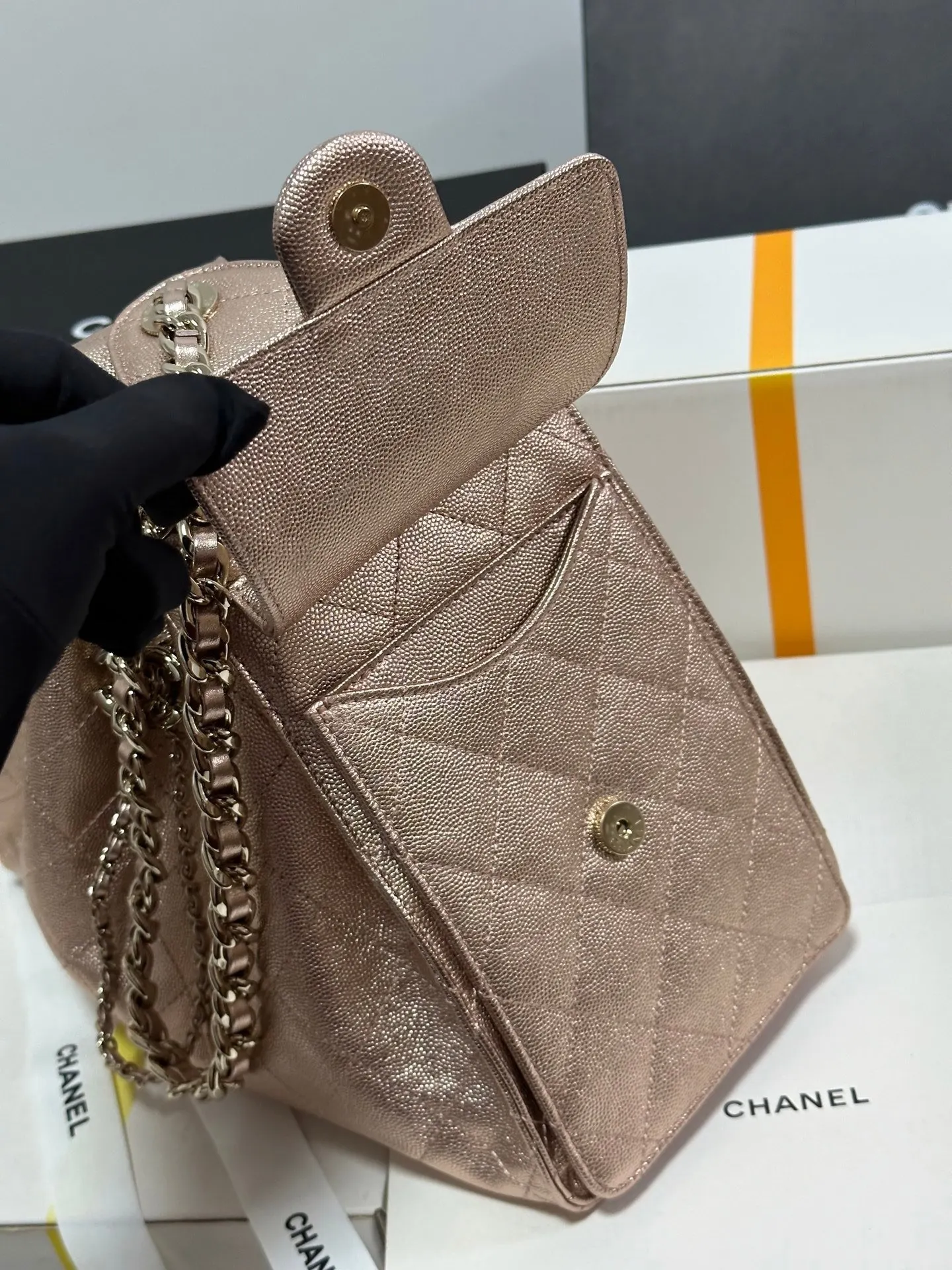 白色 金色 小牛皮 腋下包 復古腋下背款