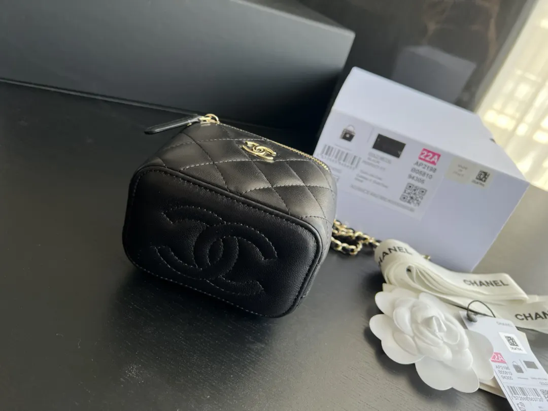 CHANEL 19 Bag 黑色羊皮菱格链条包 金扣款