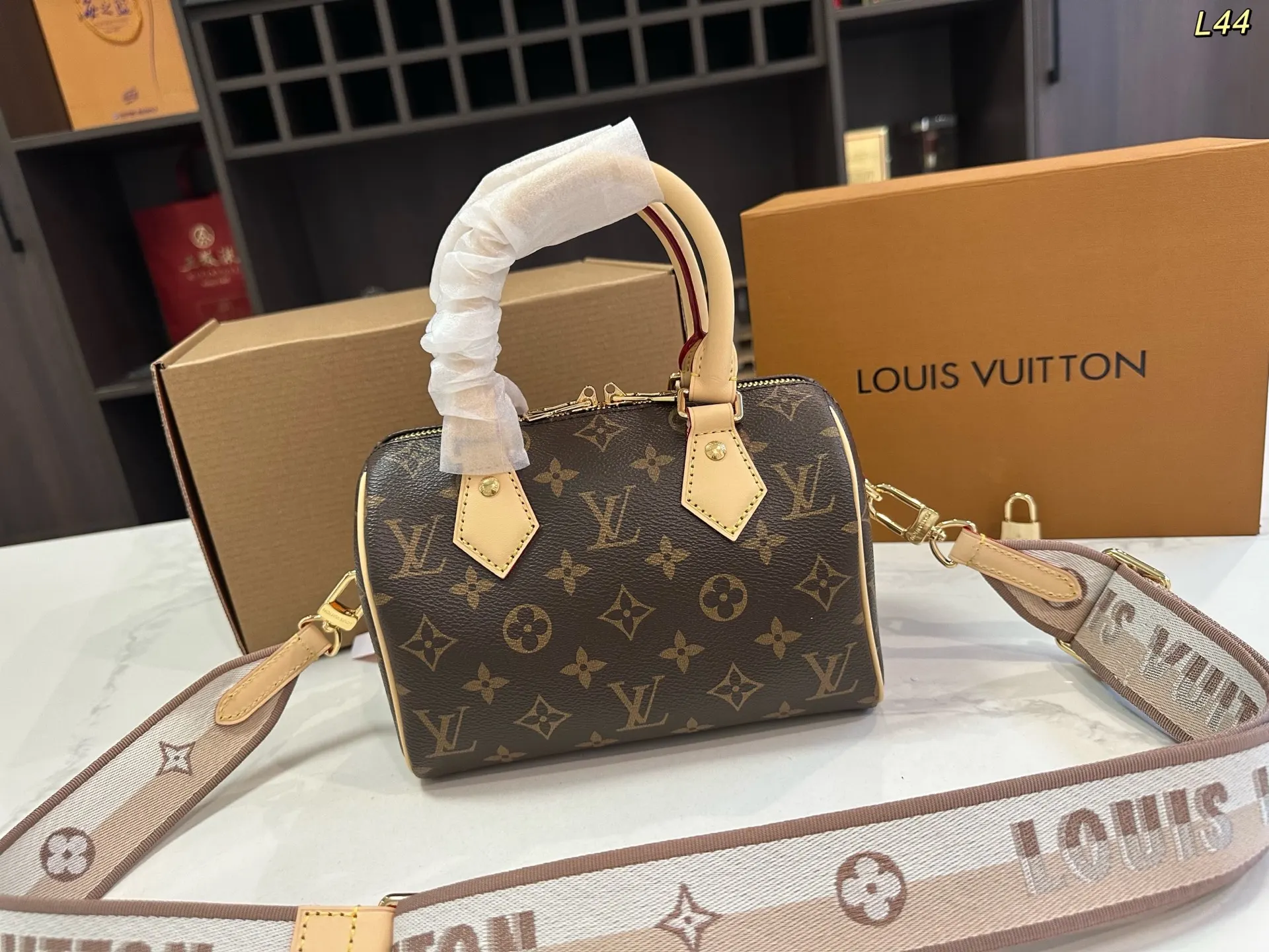 LV Speedy 老花 金色 牛皮 斜背包 輕便斜挎款