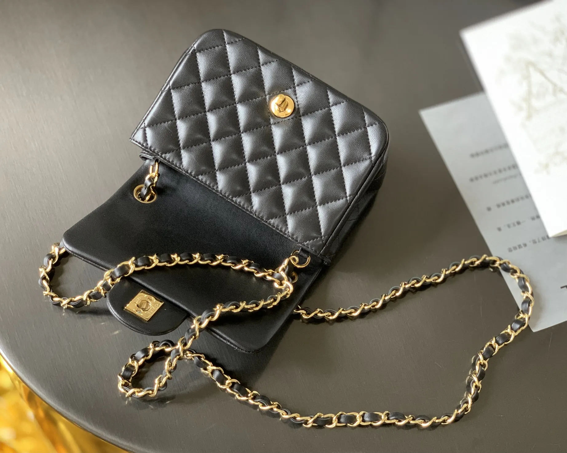 Chanel 羊皮翻蓋鏈條包 單肩斜挎(數字6) Chanel 羊皮翻蓋鏈條包 單肩斜挎(數字6)