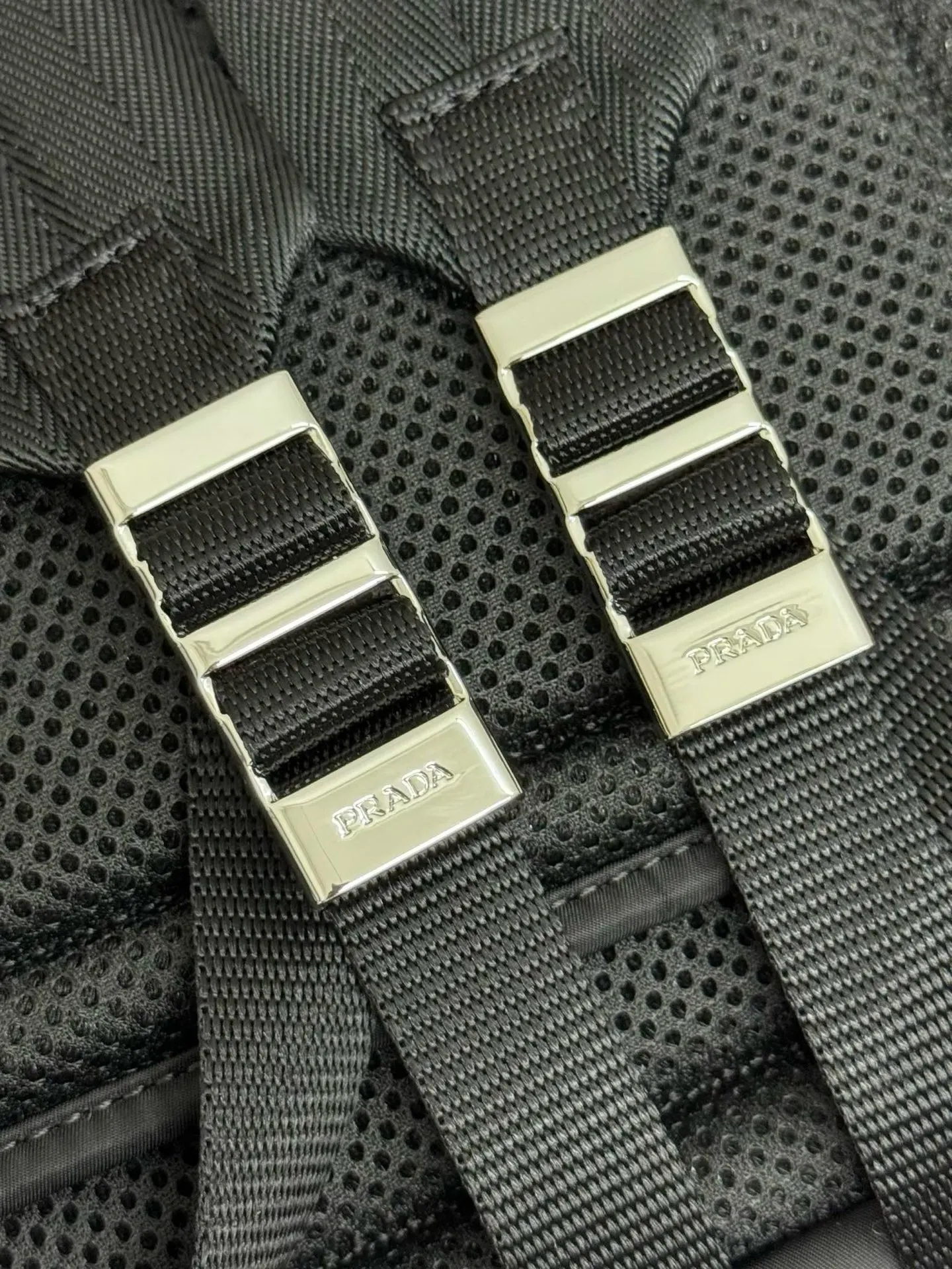 PRADA 2VZ048 Re-Nylon尼龙 Saffiano十字纹牛皮 双肩背包 轻便实用款