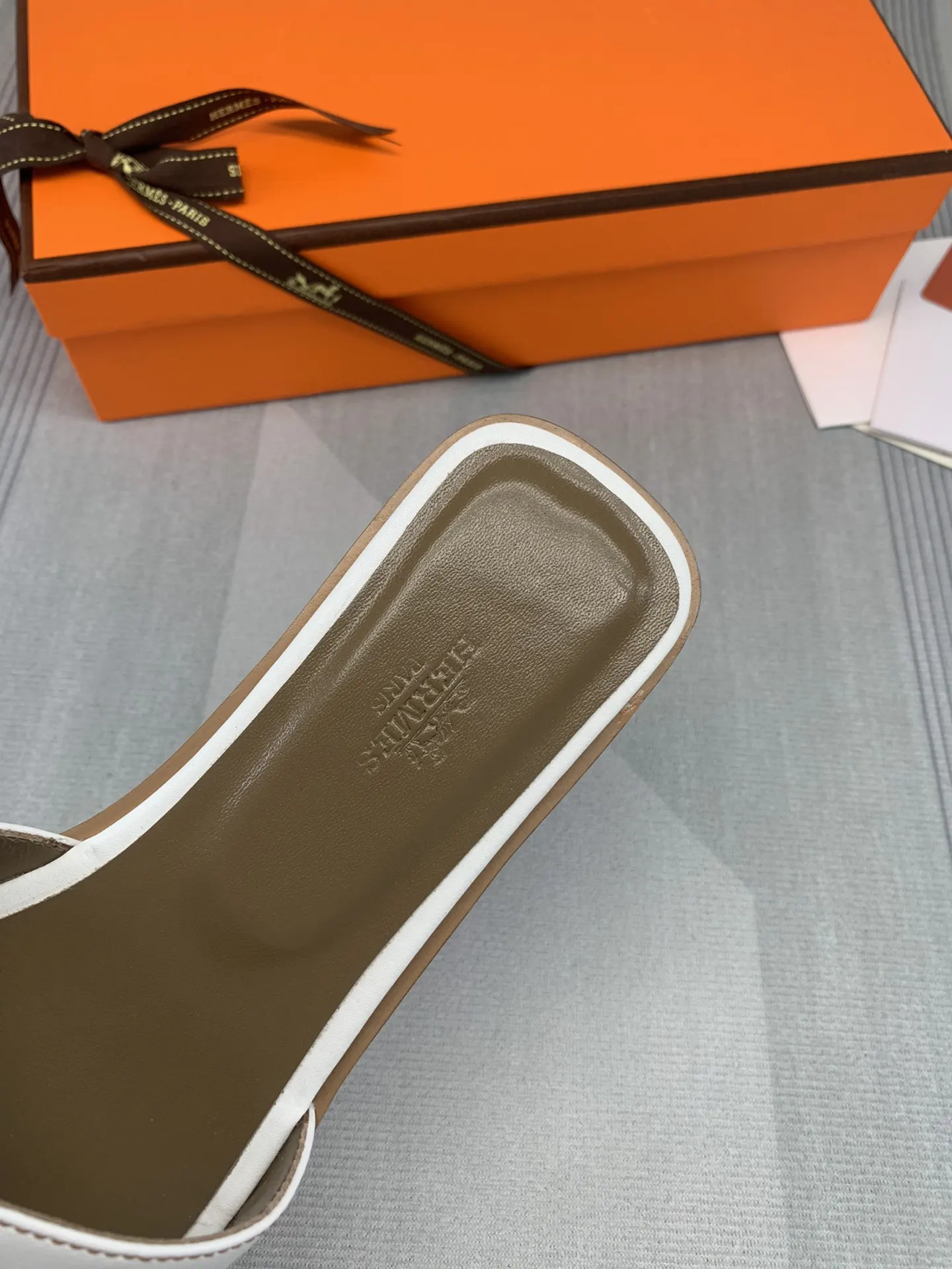 Hermès Oran 白色 牛皮 拖鞋 舒适