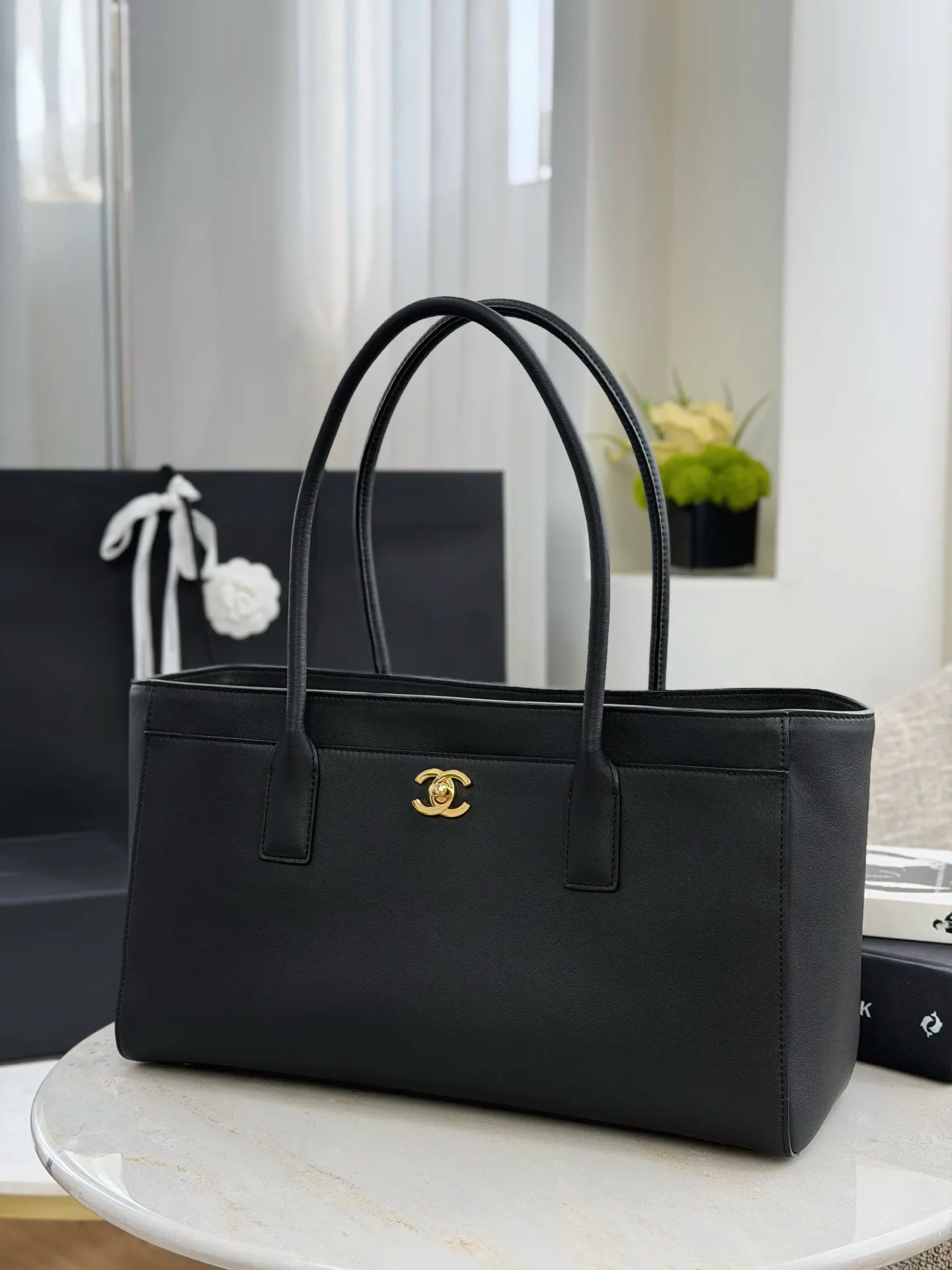 CHANEL 白色牛皮Hobo腋下包 金链款 经典款
