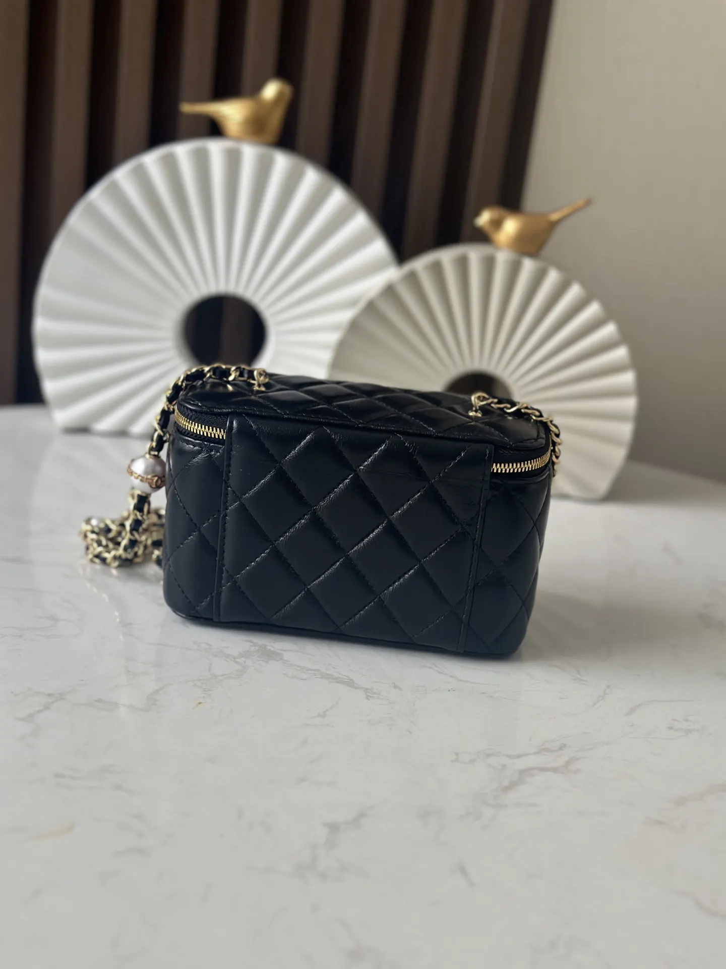 Chanel 黑色菱格羊皮化妆包 金链