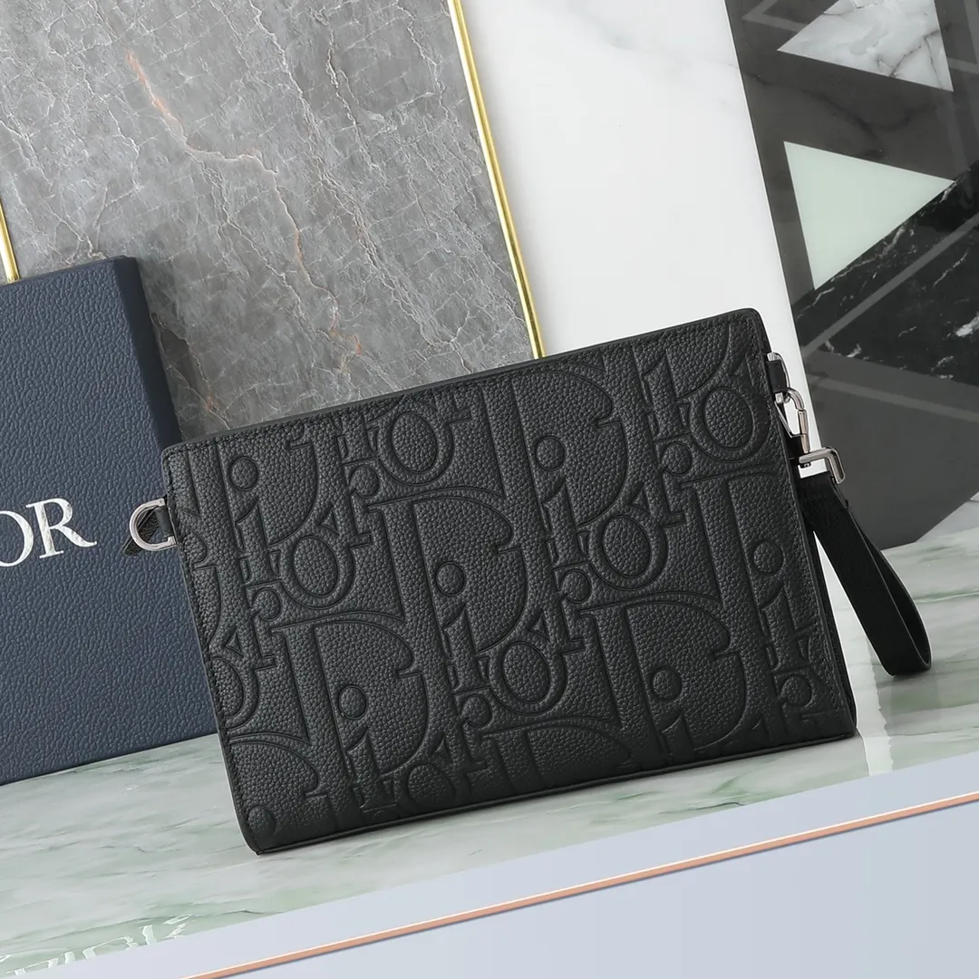 Dior 黑色 牛皮 宽敞的拉链隔层适合收纳手机 还设有六个卡槽 手拿包 精致手拿款