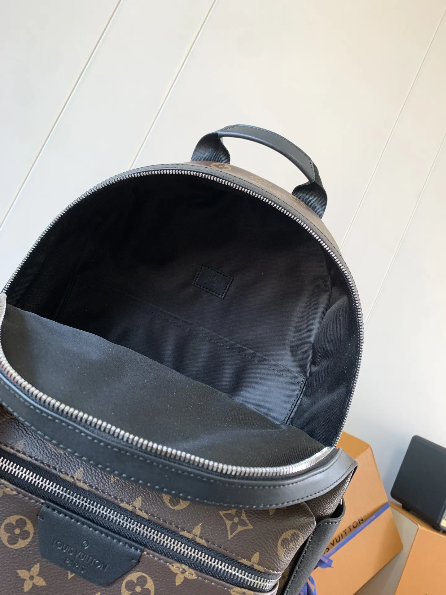 老花 牛皮 外袋 拉链前袋和开口侧袋方便取放物品 内袋确保收納井 雙肩包 实用雙肩款(數字9) 老花 牛皮 外袋 拉链前袋和开口侧袋方便取放物品 内袋确保收納井 雙肩包 实用雙肩款(數字9)