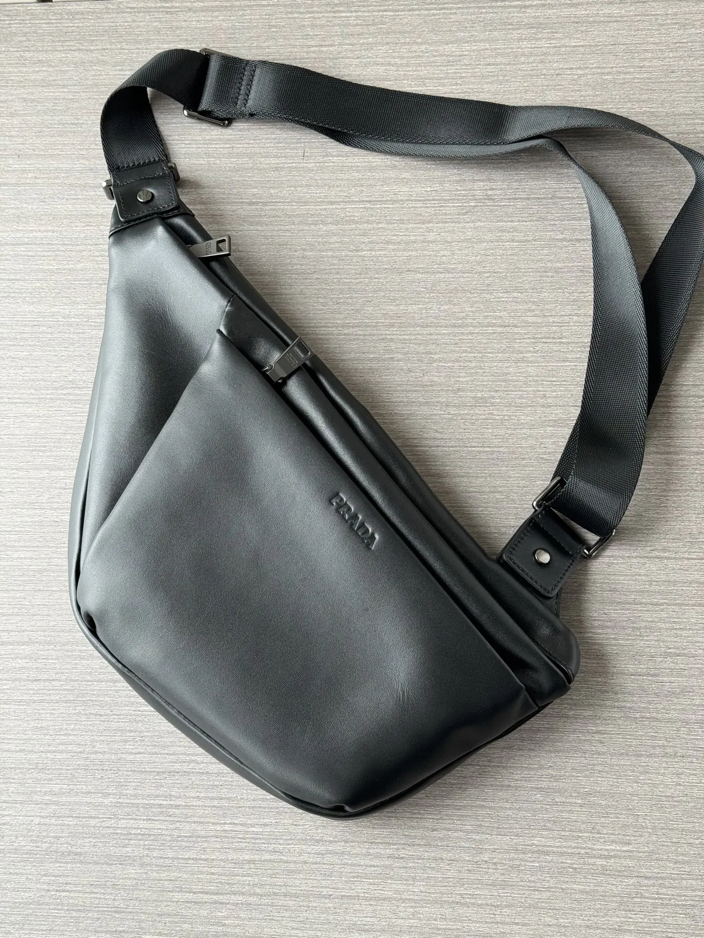 Prada 黑色 牛皮 Logo 腰包 轻便实用