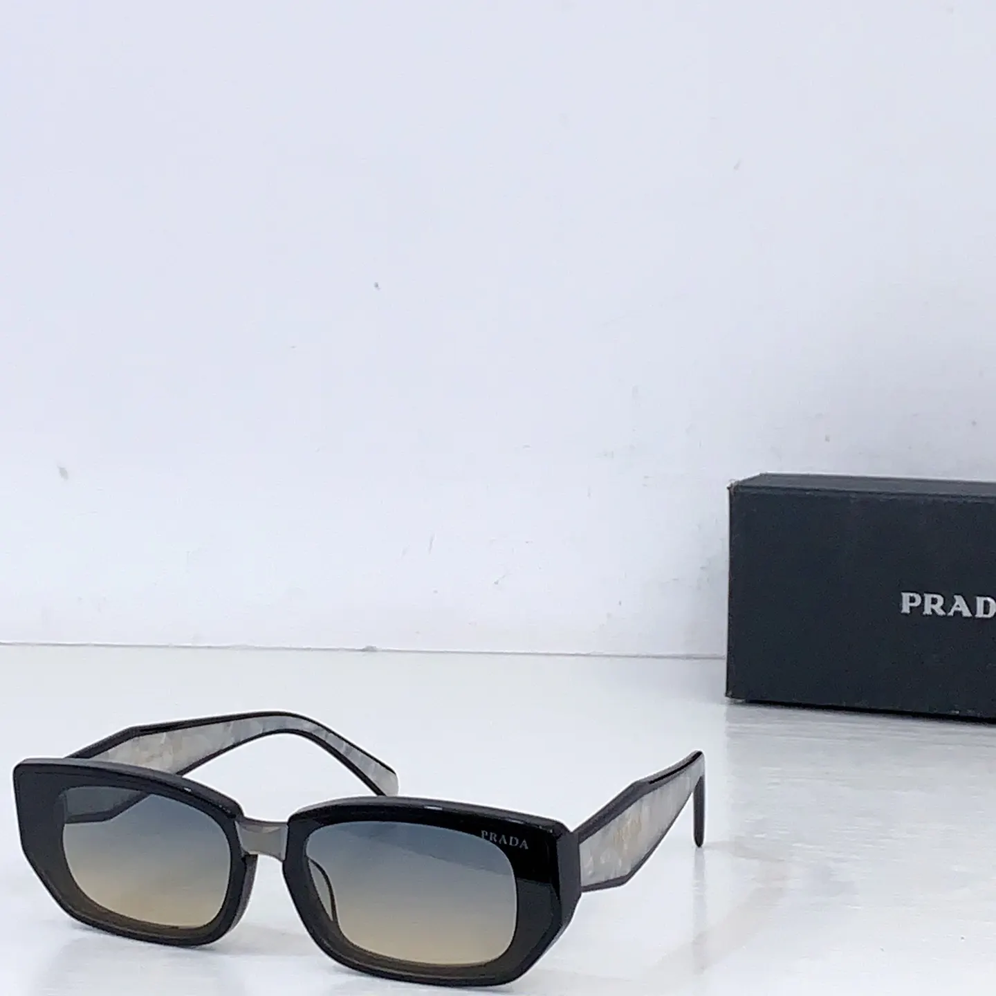 Prada PR 2151S 太阳镜