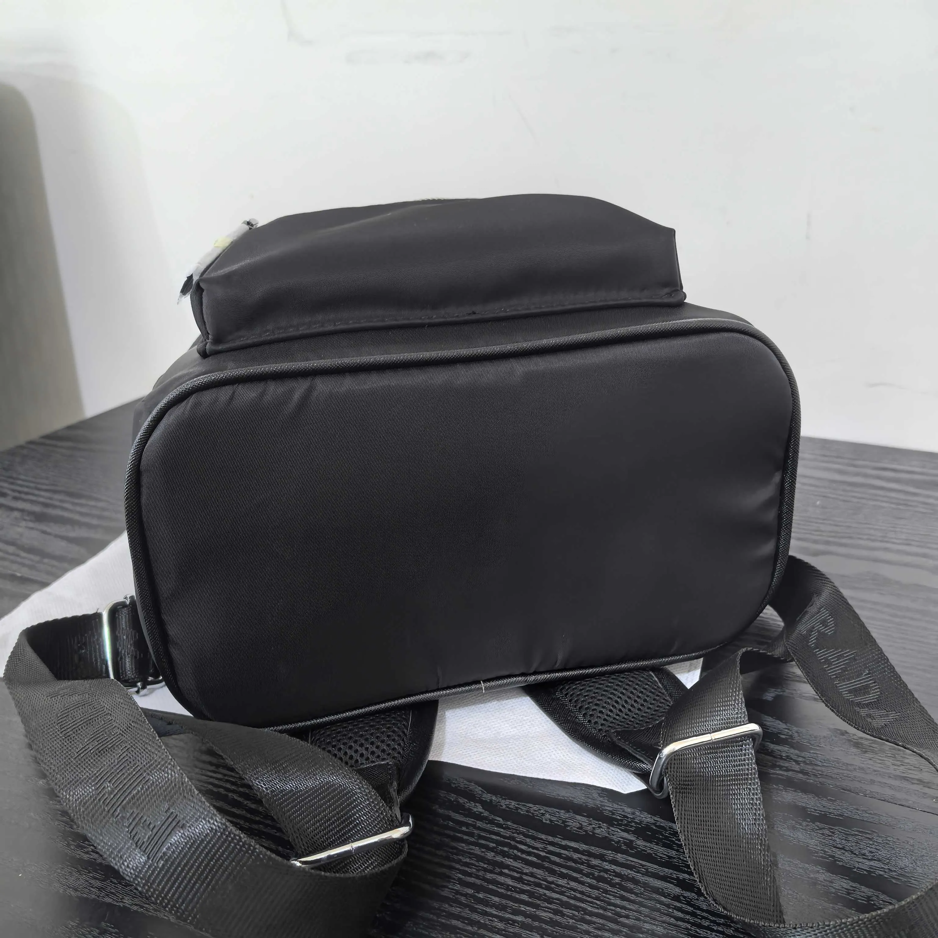 Prada 黑色 双肩包 实用双肩款