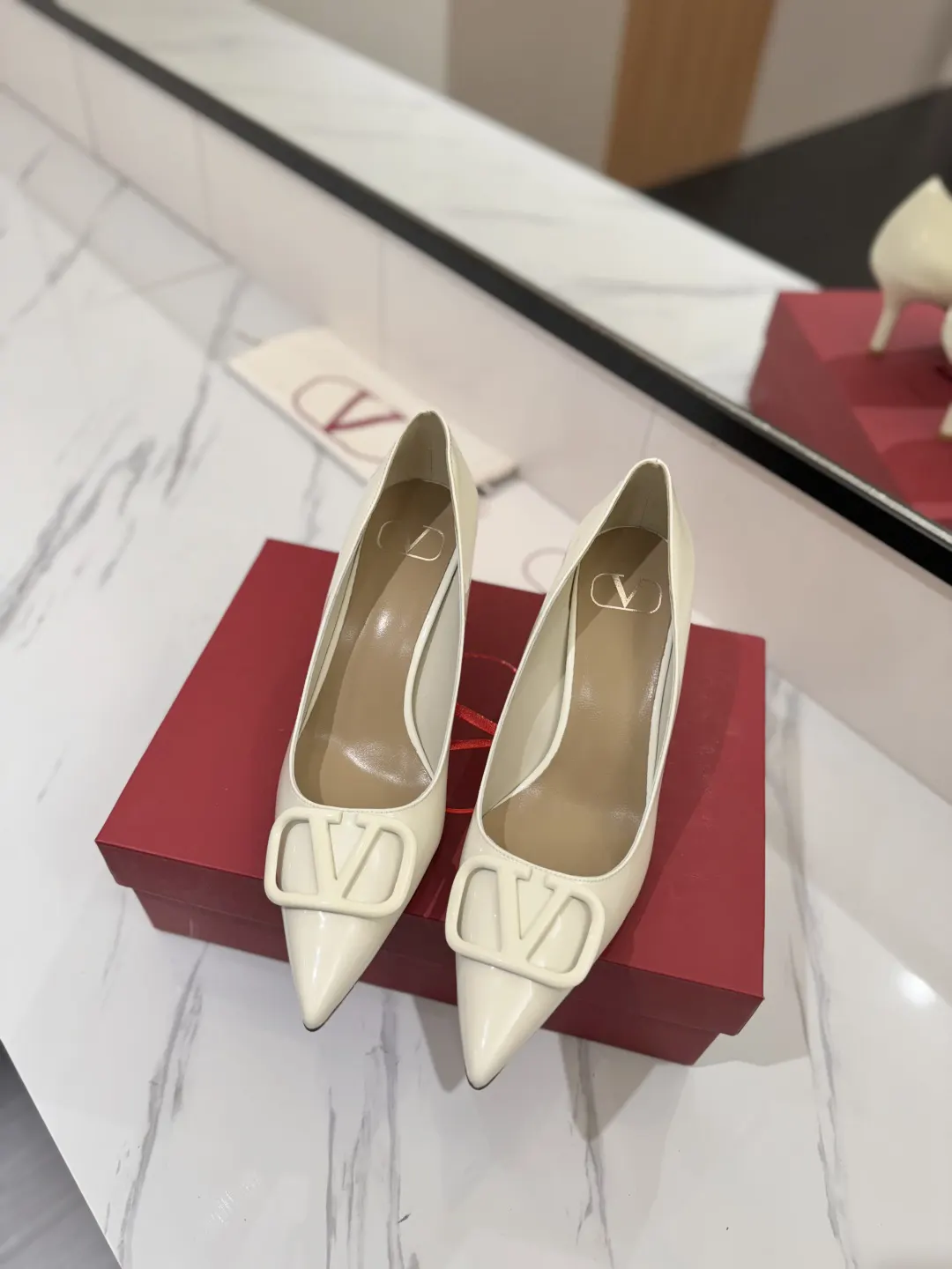 Valentino 金色 平底鞋 通勤约会款