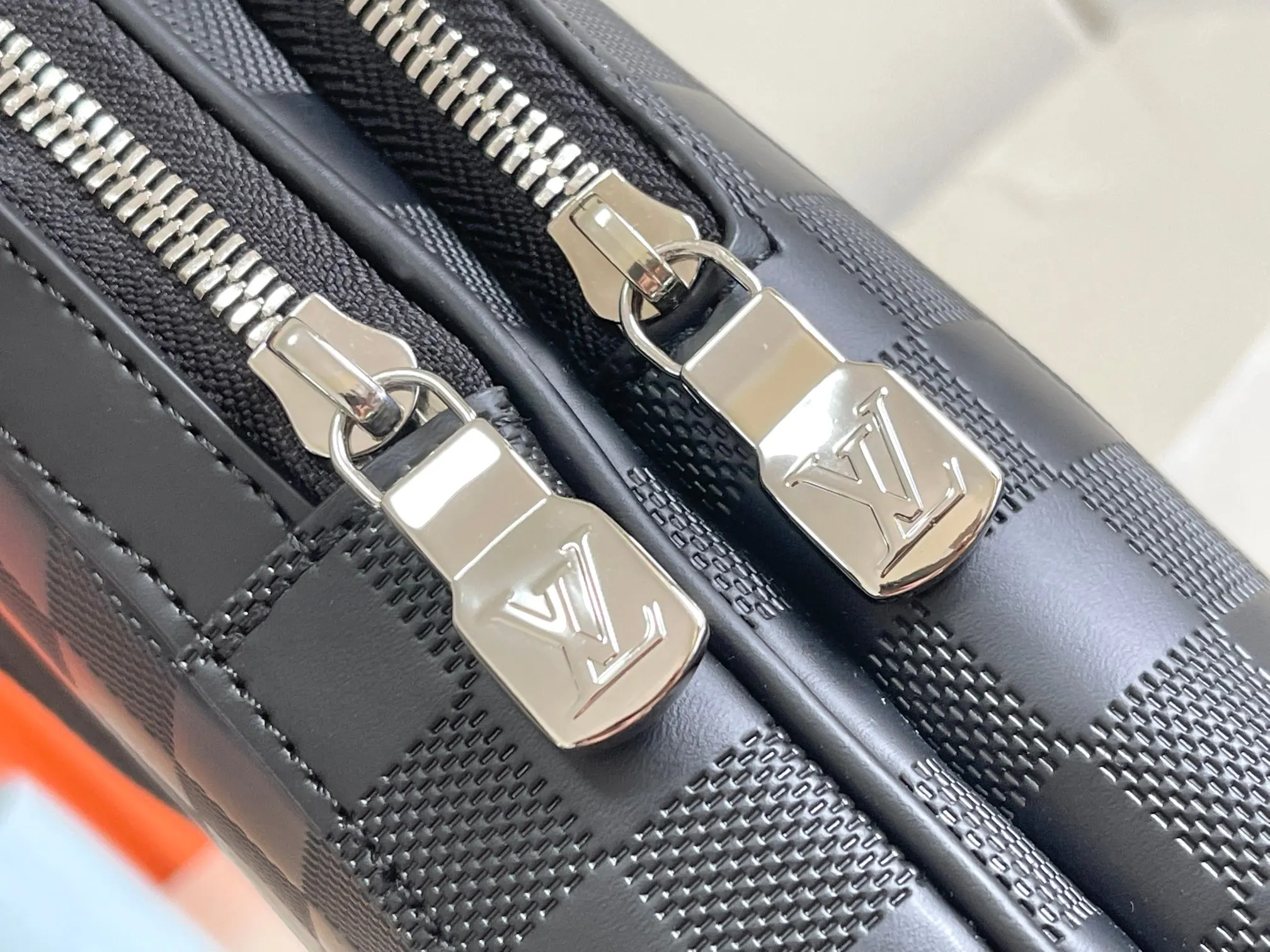 Damier 可调节肩带可通过 形环固定于左右两侧 单肩包 日常单肩背款