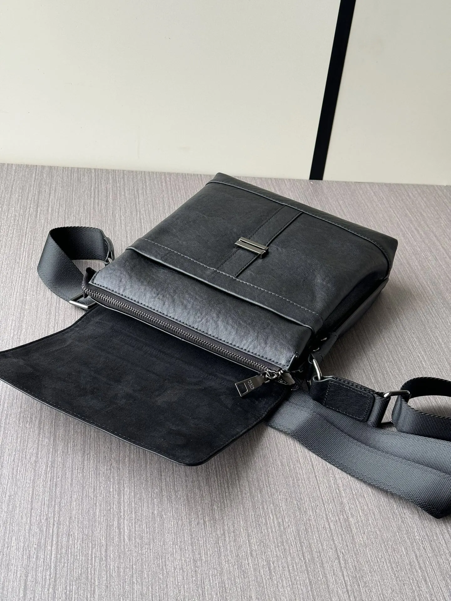Prada 黑色 牛皮 Logo 斜挎包