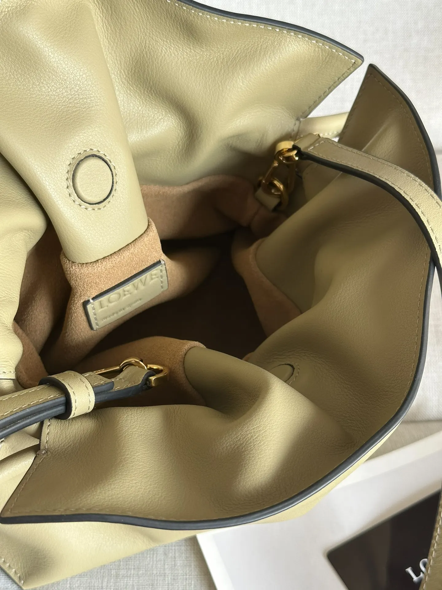 Loewe 金色 牛皮 手拿包 精致手拿款