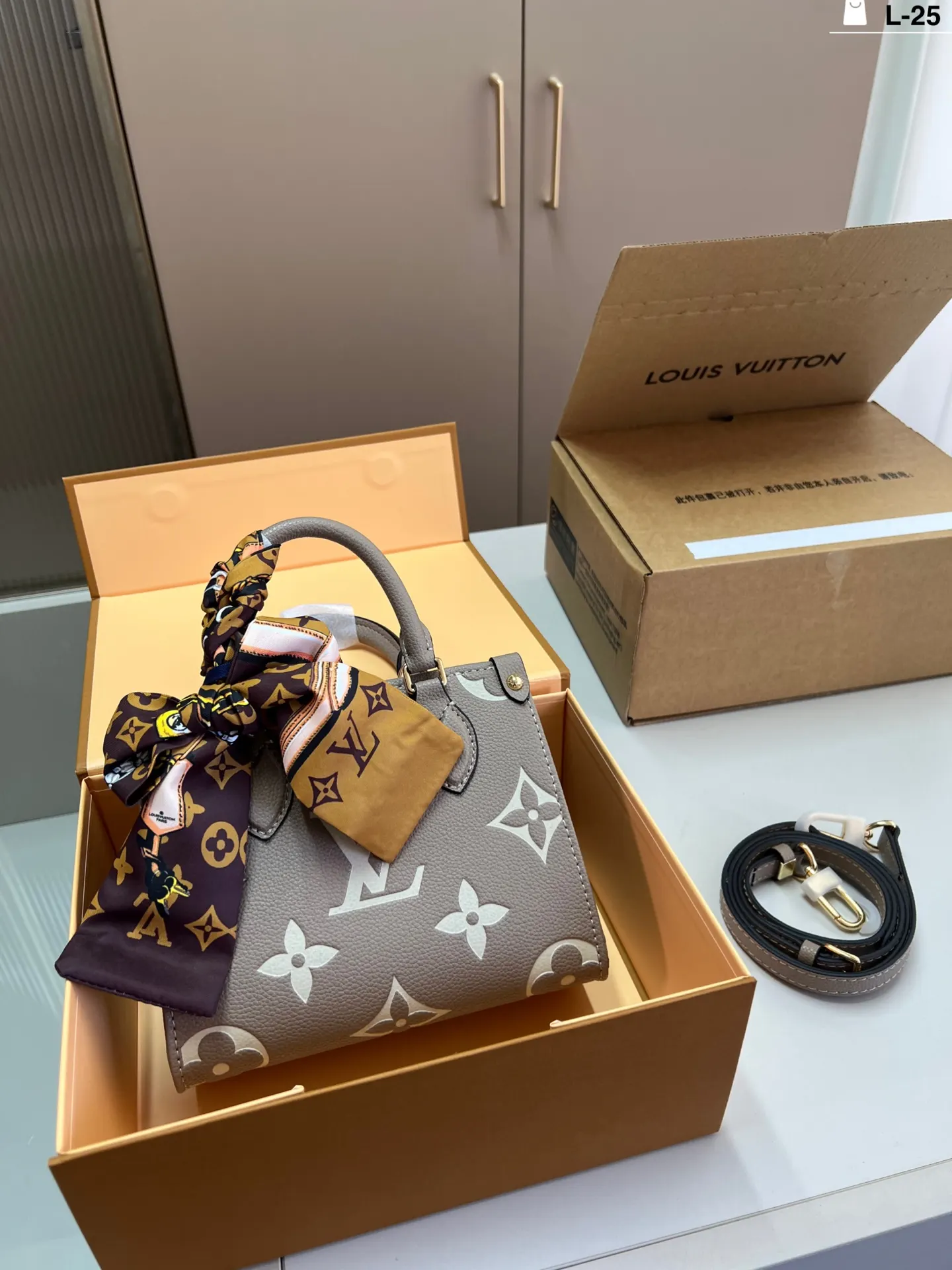 LV 丛林托特包 奢华与經典的大象灰托特 包型方正挺括 非 大容量托特款(數字9) LV 丛林托特包 奢华与經典的大象灰托特 包型方正挺括 非 大容量托特款(數字9)