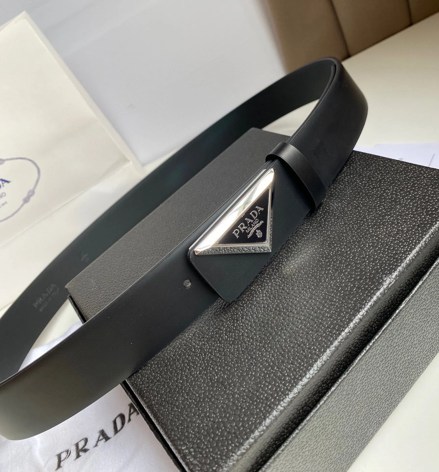 Prada 皮革 亮面 三角标 腰带 通勤搭配