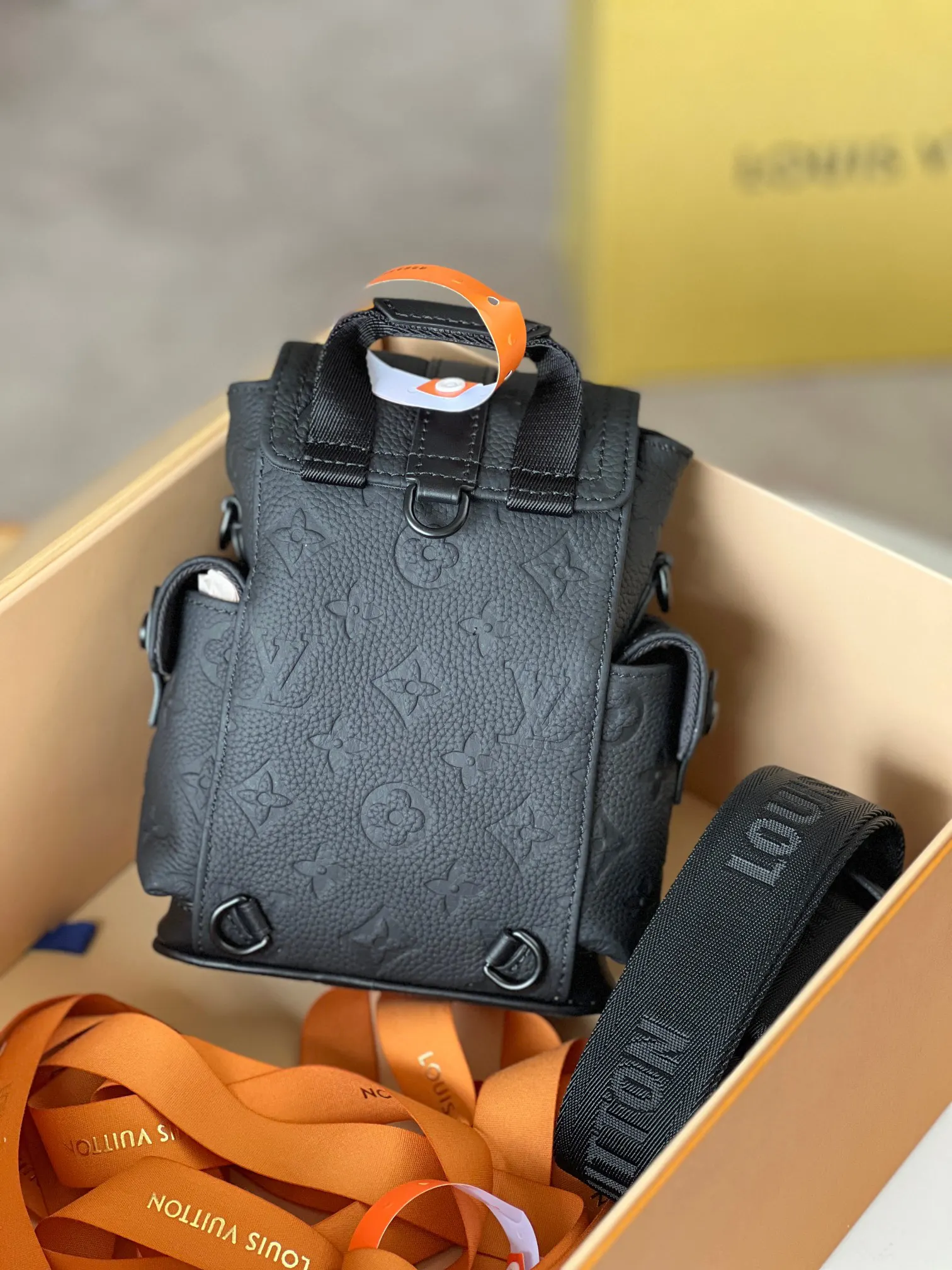LV 黑色 可拆卸肩带与 形环增添斜挎选择 亦可作單肩包 雙肩包 实用雙肩款